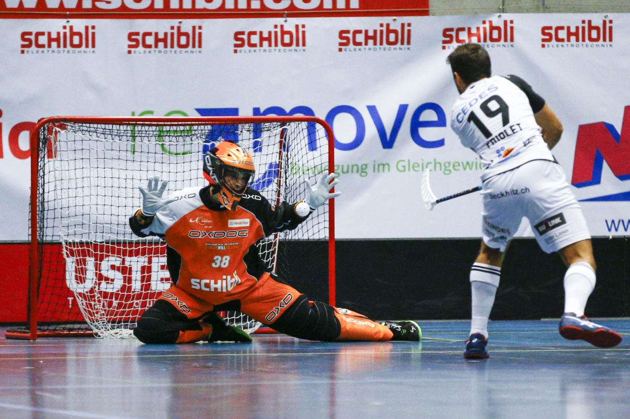 Christoph Tschopp (Nr. 38, UHC Uster) pariert den Penalty von Joel Friolet (Nr. 19, UHC Alligator Malans).

(UHC Uster - Alligator Malans; 20.1.2018; Sporthalle Buchholz, Uster)
Photos: www.unihockey-fotos.ch / Claudio Thoma