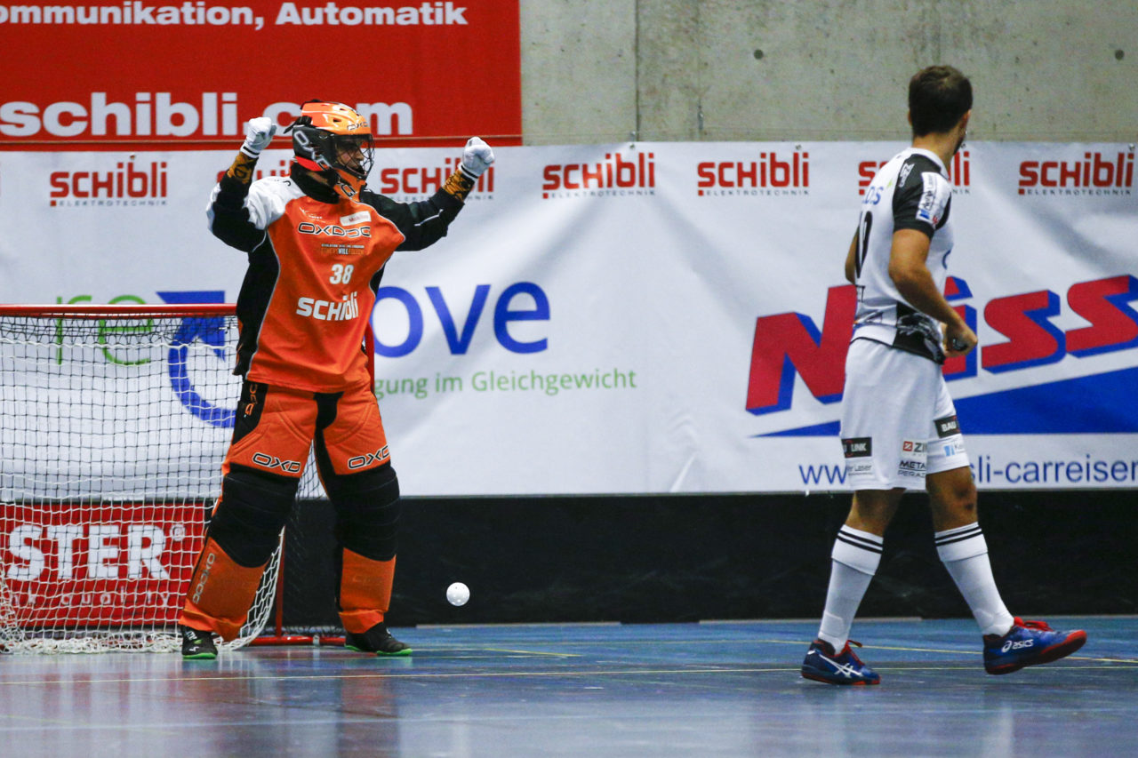 Christoph Tschopp (Nr. 38, UHC Uster) jubelt nach dem gehaltenen Penalty.

(UHC Uster - Alligator Malans; 20.1.2018; Sporthalle Buchholz, Uster)
Photos: www.unihockey-fotos.ch / Claudio Thoma