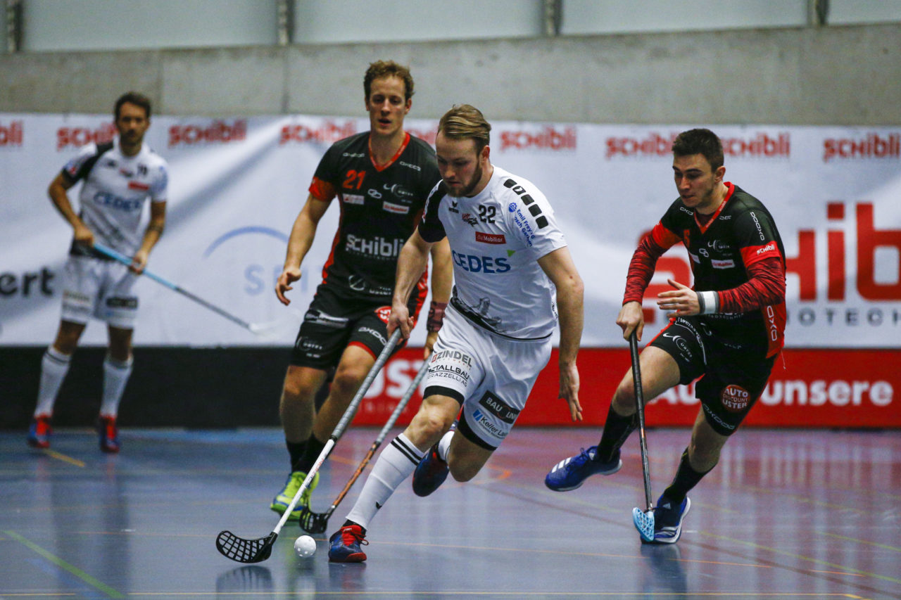 Simon Nett (Nr. 22, UHC Alligator Malans) schneller als Florian Nideröst (Nr. 6, UHC Uster).

(UHC Uster - Alligator Malans; 20.1.2018; Sporthalle Buchholz, Uster)
Photos: www.unihockey-fotos.ch / Claudio Thoma