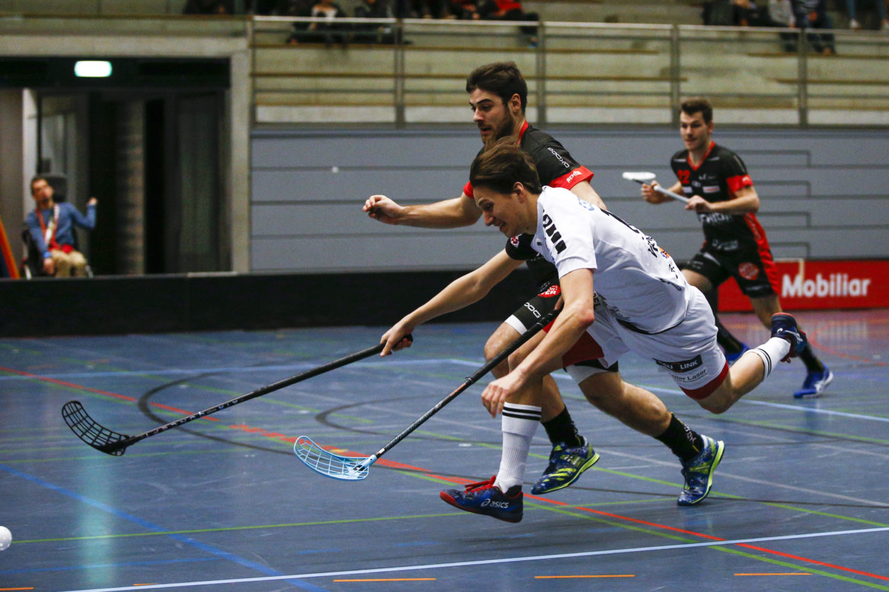 Simon Suter (Nr. 70, UHC Uster) im Zweikampf mit Patrick Vetsch (Nr. 21, UHC Alligator Malans).

(UHC Uster - Alligator Malans; 20.1.2018; Sporthalle Buchholz, Uster)
Photos: www.unihockey-fotos.ch / Claudio Thoma