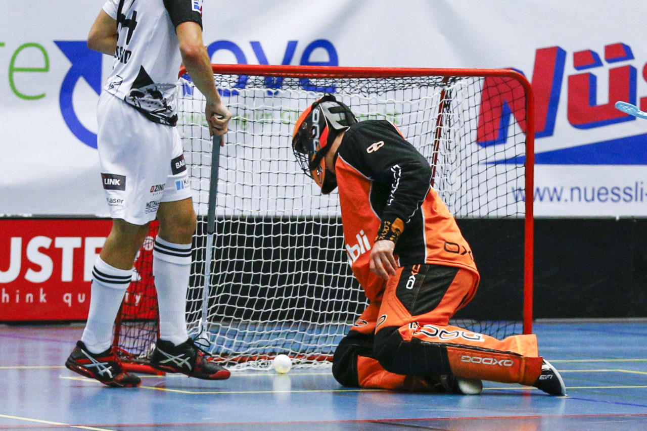 David Holenstein (Nr. 46, UHC Uster) ist geschlagen.

(UHC Uster - Alligator Malans; 20.1.2018; Sporthalle Buchholz, Uster)
Photos: www.unihockey-fotos.ch / Claudio Thoma