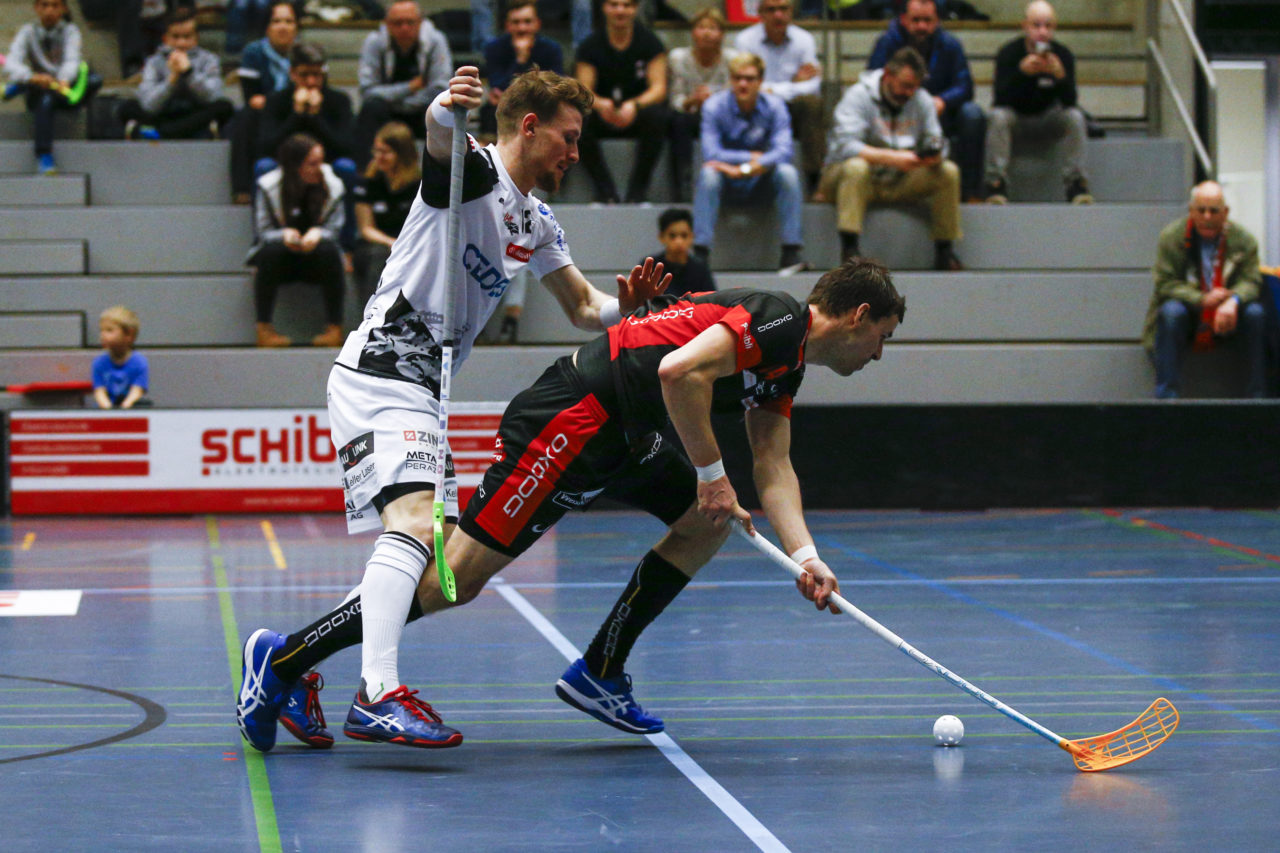 Jo Dennis Baertschi (Nr. 12, UHC Alligator Malans) drueckt Thomas Aellig (Nr. 14, UHC Uster) as dem Weg.

(UHC Uster - Alligator Malans; 20.1.2018; Sporthalle Buchholz, Uster)
Photos: www.unihockey-fotos.ch / Claudio Thoma