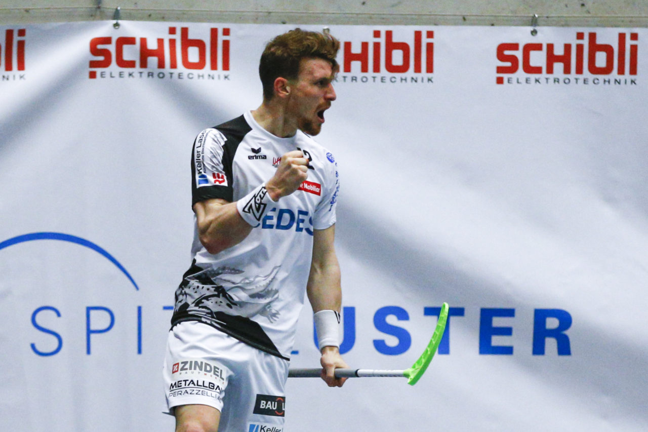 Jo Dennis Baertschi (Nr. 12, UHC Alligator Malans) bejubelt seinen Treffer.

(UHC Uster - Alligator Malans; 20.1.2018; Sporthalle Buchholz, Uster)
Photos: www.unihockey-fotos.ch / Claudio Thoma