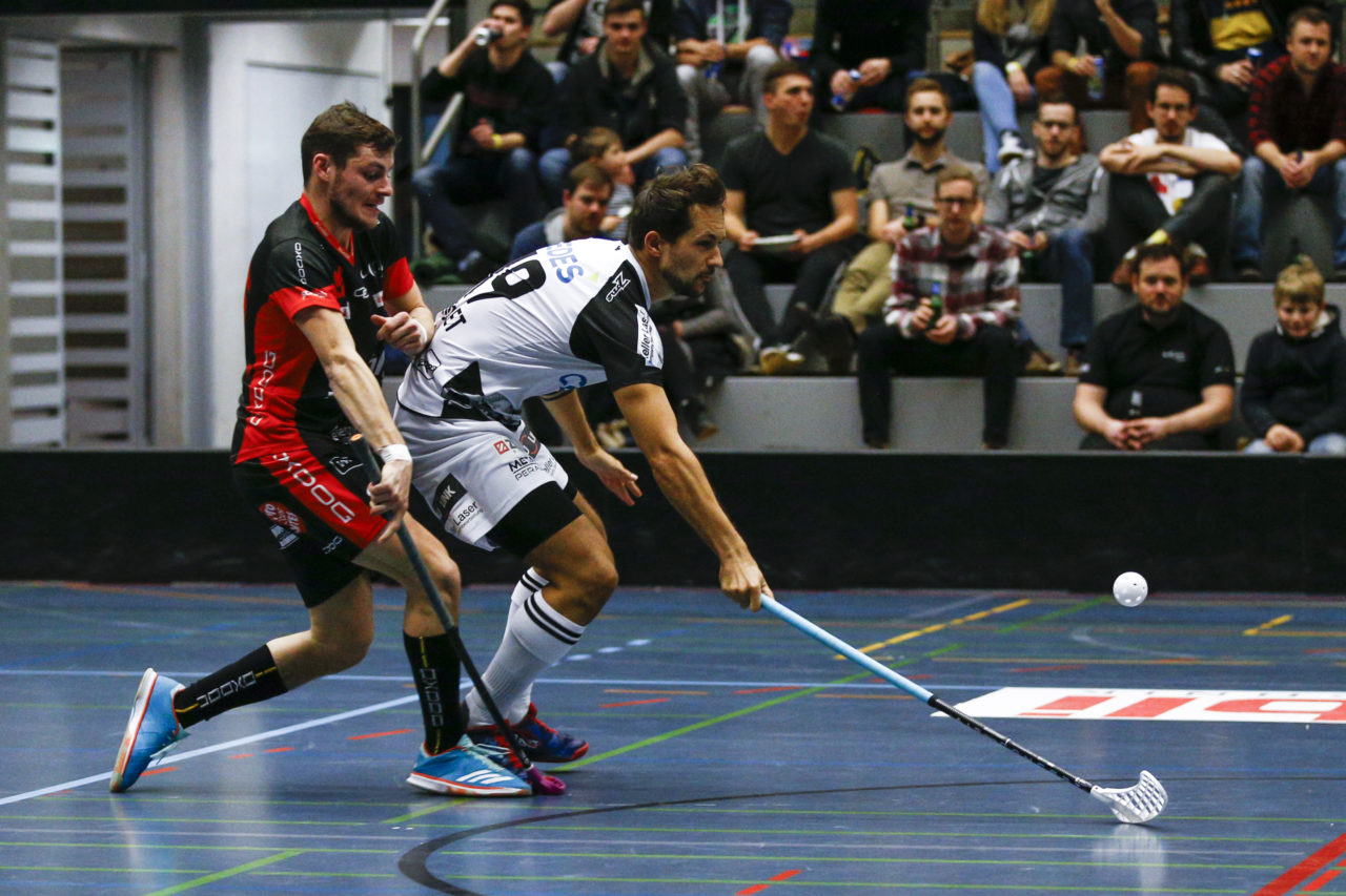 Marco Klauenboesch (Nr. 96, UHC Uster) im Zweikampf mit Joel Friolet (Nr. 19, UHC Alligator Malans).

(UHC Uster - Alligator Malans; 20.1.2018; Sporthalle Buchholz, Uster)
Photos: www.unihockey-fotos.ch / Claudio Thoma