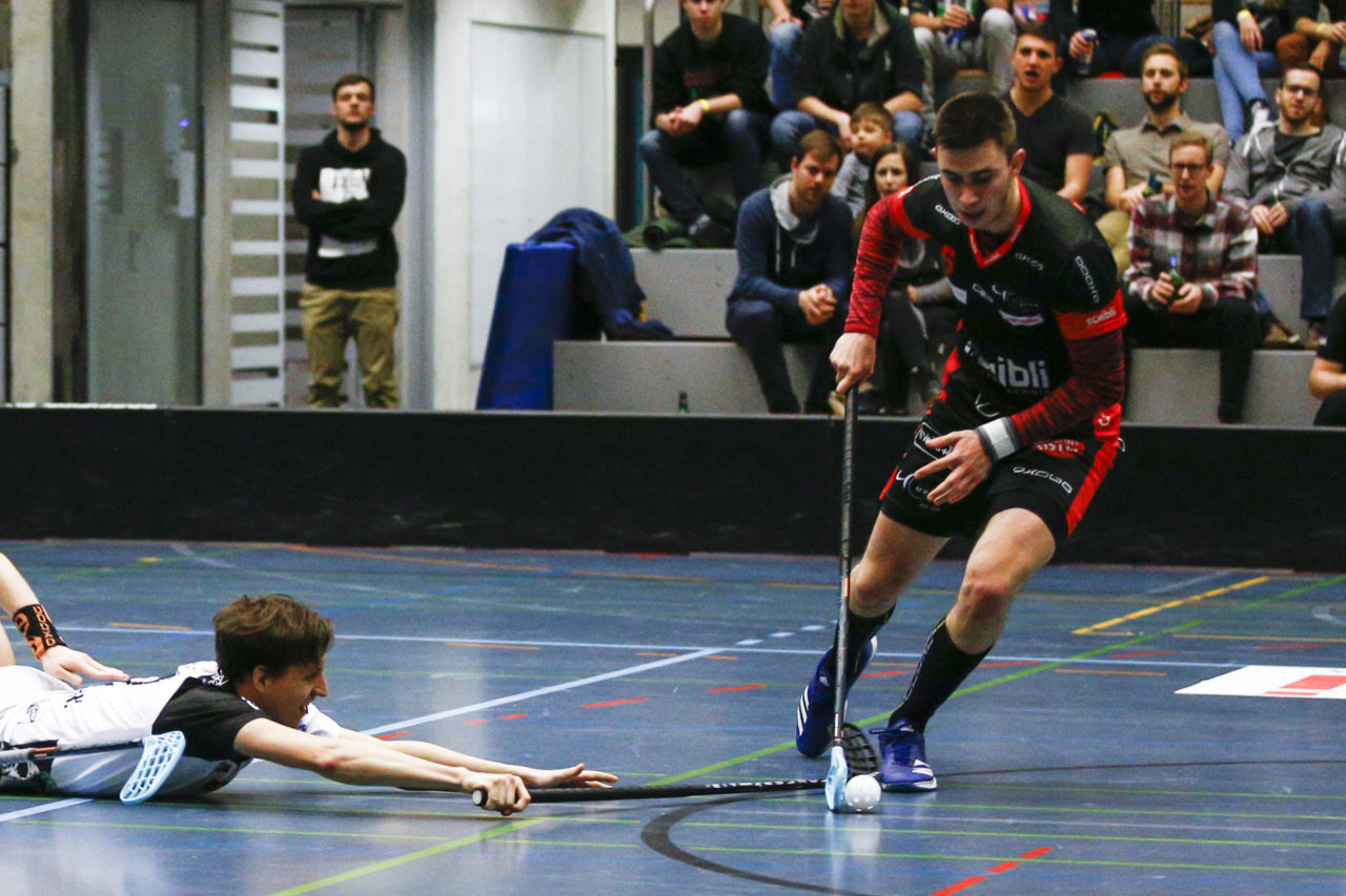 Patrick Vetsch (Nr. 21, UHC Alligator Malans) wird gelegt und Florian Nideröst (Nr. 6, UHC Uster) schnappt sich den Ball.

(UHC Uster - Alligator Malans; 20.1.2018; Sporthalle Buchholz, Uster)
Photos: www.unihockey-fotos.ch / Claudio Thoma