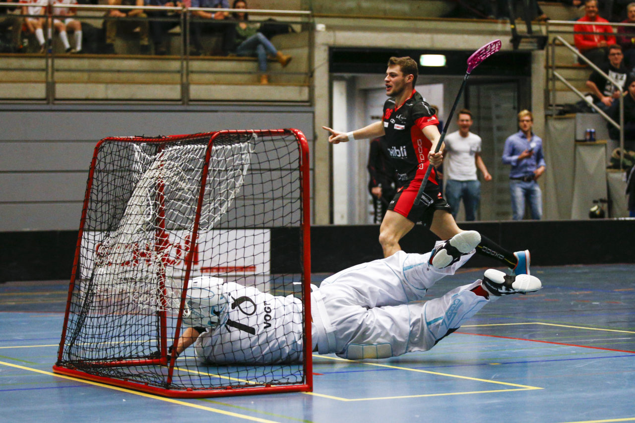 Marco Klauenboesch (Nr. 96, UHC Uster) bezwingt Yannick Vogt (Nr. 18, UHC Alligator Malans).

(UHC Uster - Alligator Malans; 20.1.2018; Sporthalle Buchholz, Uster)
Photos: www.unihockey-fotos.ch / Claudio Thoma
