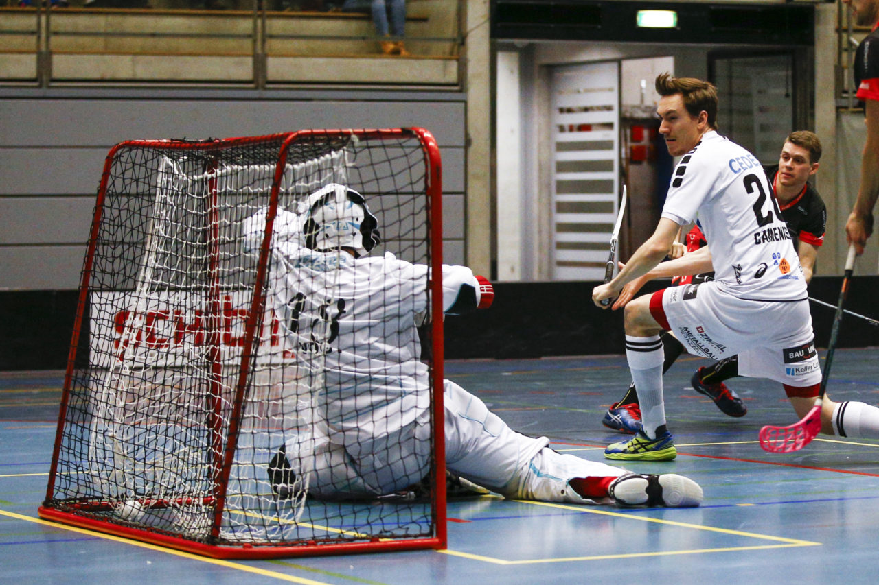 Tobias Ledergerber (Nr. 95, UHC Uster) bezwingt Yannick Vogt (Nr. 18, UHC Alligator Malans).

(UHC Uster - Alligator Malans; 20.1.2018; Sporthalle Buchholz, Uster)
Photos: www.unihockey-fotos.ch / Claudio Thoma