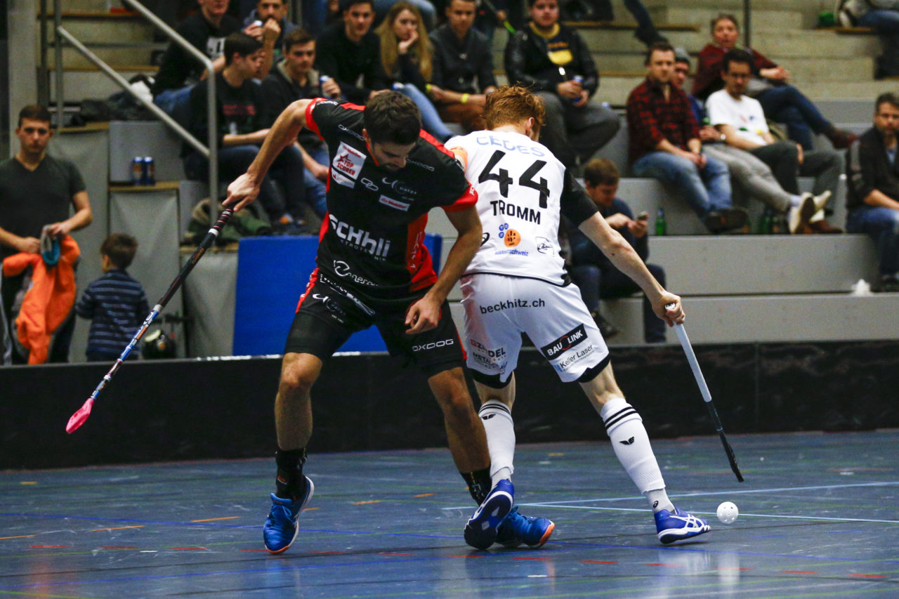 Manuel Hummer (Nr. 87, UHC Uster) im Zweikampf mit Florian Tromm (Nr. 44, UHC Alligator Malans).

(UHC Uster - Alligator Malans; 20.1.2018; Sporthalle Buchholz, Uster)
Photos: www.unihockey-fotos.ch / Claudio Thoma