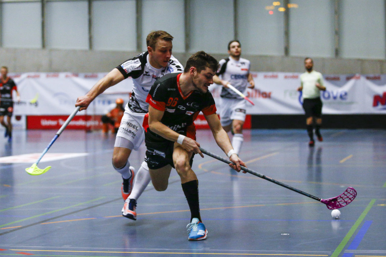 Marco Klauenboesch (Nr. 96, UHC Uster) im Zweikampf mit Remo Buchli (Nr. 92, UHC Alligator Malans).

(UHC Uster - Alligator Malans; 20.1.2018; Sporthalle Buchholz, Uster)
Photos: www.unihockey-fotos.ch / Claudio Thoma