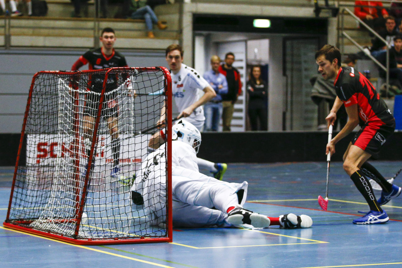 Simon Suter (Nr. 70, UHC Uster) bezwingt Yannick Vogt (Nr. 18, UHC Alligator Malans) zur 4:3 Fuehrung fuer Uster.

(UHC Uster - Alligator Malans; 20.1.2018; Sporthalle Buchholz, Uster)
Photos: www.unihockey-fotos.ch / Claudio Thoma