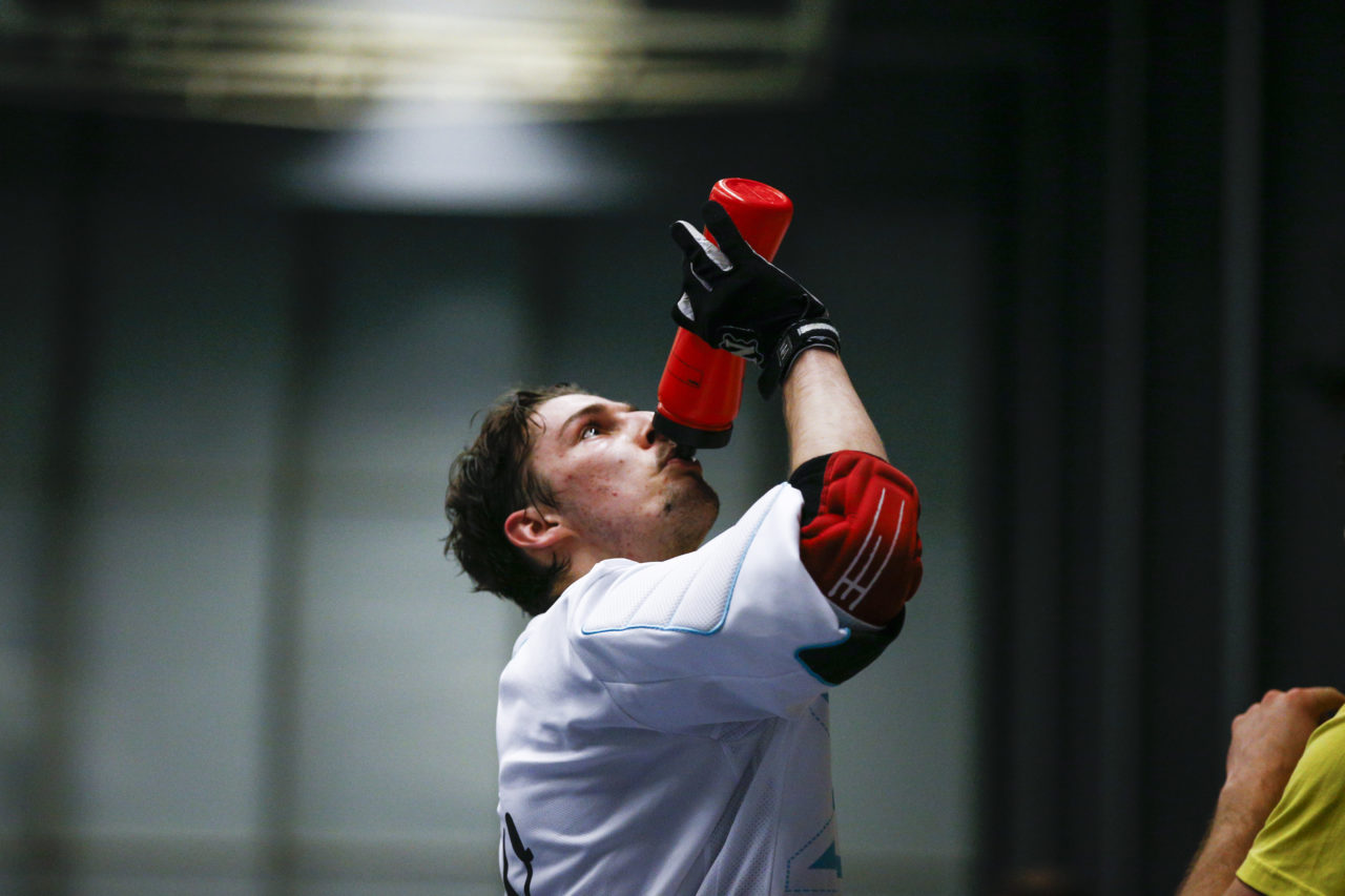 Joel Friolet (Nr. 19, UHC Alligator Malans) goennt sich einen Schluck.

(UHC Uster - Alligator Malans; 20.1.2018; Sporthalle Buchholz, Uster)
Photos: www.unihockey-fotos.ch / Claudio Thoma