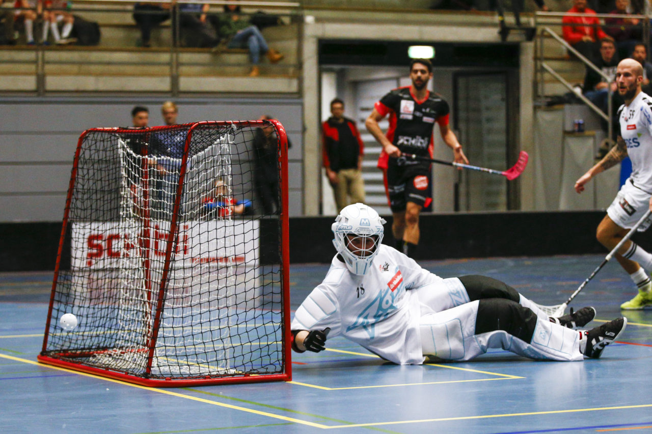 Der Ball fliegt an Yannick Vogt (Nr. 18, UHC Alligator Malans) vorbei.

(UHC Uster - Alligator Malans; 20.1.2018; Sporthalle Buchholz, Uster)
Photos: www.unihockey-fotos.ch / Claudio Thoma