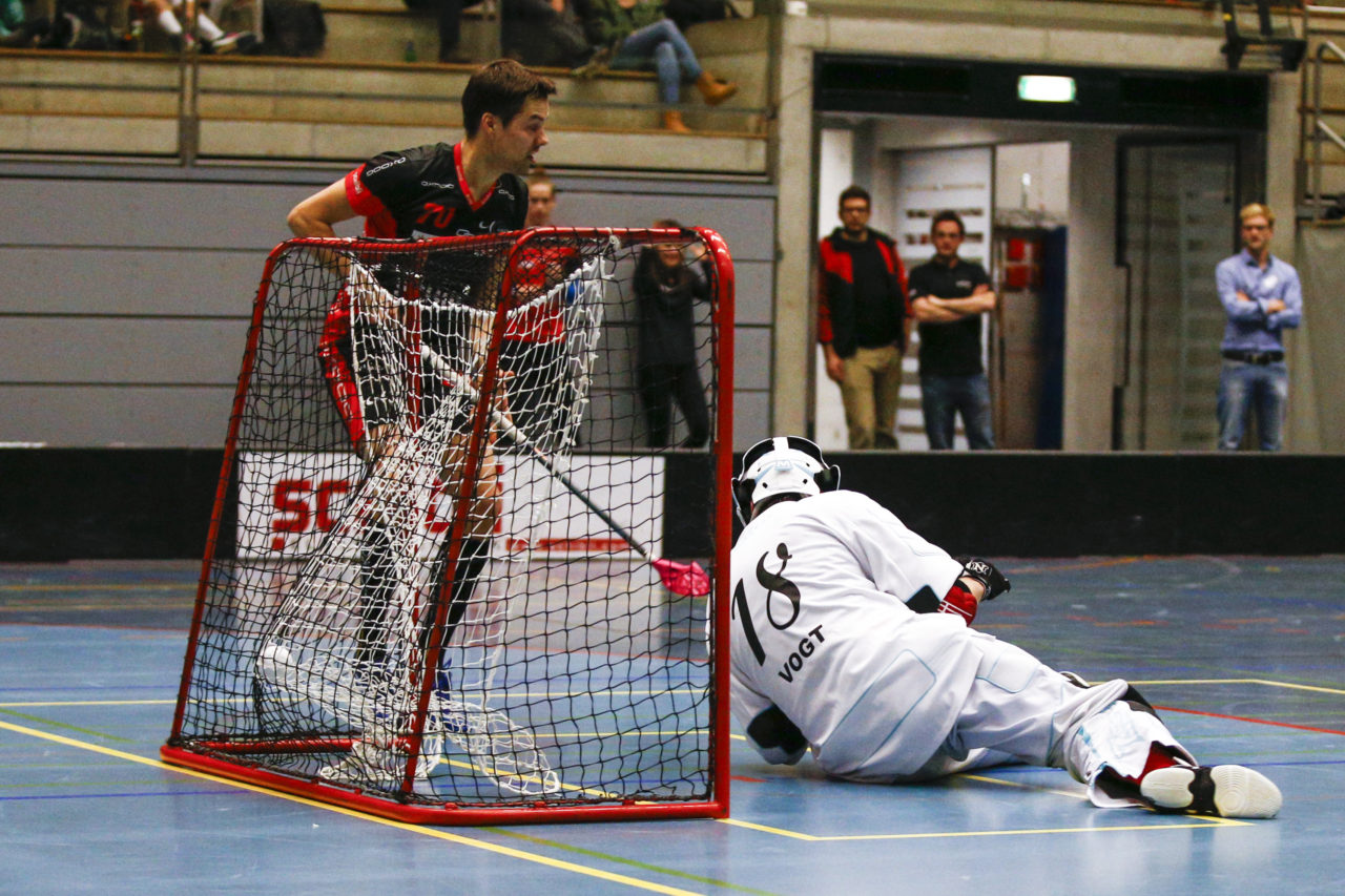 Simon Suter (Nr. 70, UHC Uster) erhoet zum 5:3 fuer Uster.

(UHC Uster - Alligator Malans; 20.1.2018; Sporthalle Buchholz, Uster)
Photos: www.unihockey-fotos.ch / Claudio Thoma