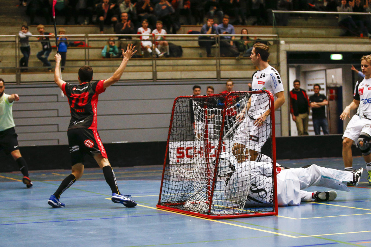 Simon Suter (Nr. 70, UHC Uster) erhoet zum 5:3 fuer Uster.

(UHC Uster - Alligator Malans; 20.1.2018; Sporthalle Buchholz, Uster)
Photos: www.unihockey-fotos.ch / Claudio Thoma