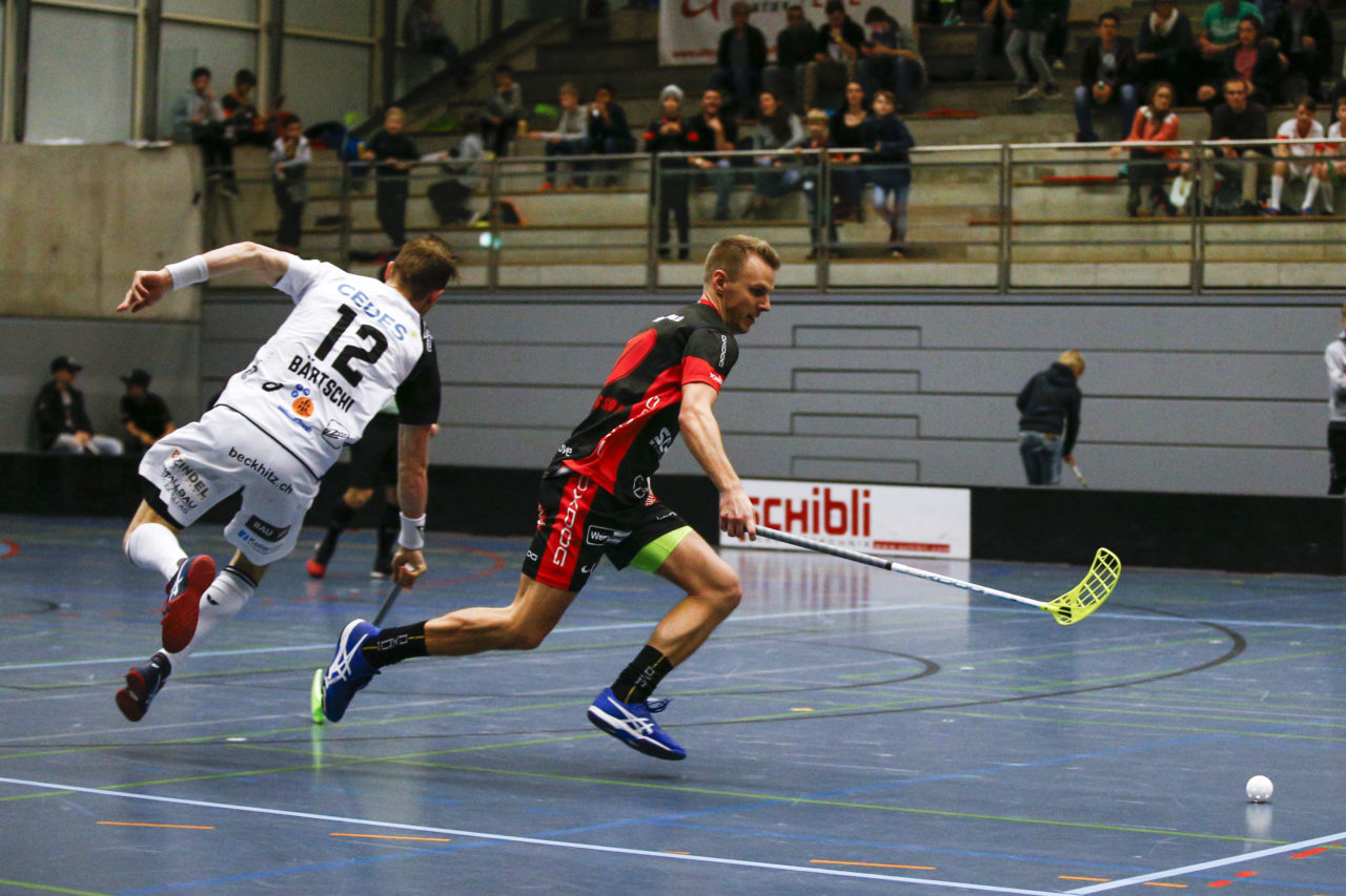 Oskar Henriksson (Nr. 10, UHC Uster) entwischt Jo Dennis Baertschi (Nr. 12, UHC Alligator Malans).

(UHC Uster - Alligator Malans; 20.1.2018; Sporthalle Buchholz, Uster)
Photos: www.unihockey-fotos.ch / Claudio Thoma