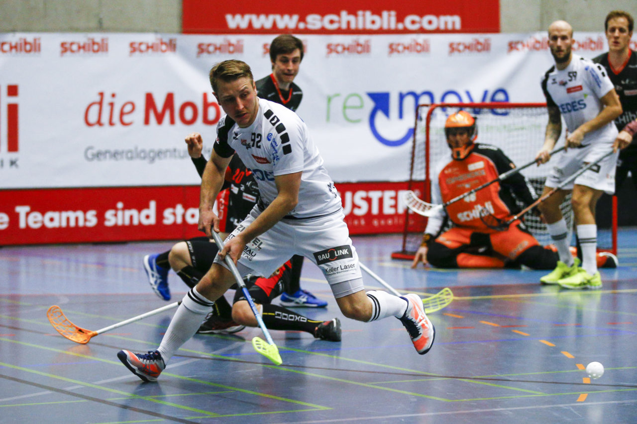 Remo Buchli (Nr. 92, UHC Alligator Malans) verfolgt den Ball.

(UHC Uster - Alligator Malans; 20.1.2018; Sporthalle Buchholz, Uster)
Photos: www.unihockey-fotos.ch / Claudio Thoma