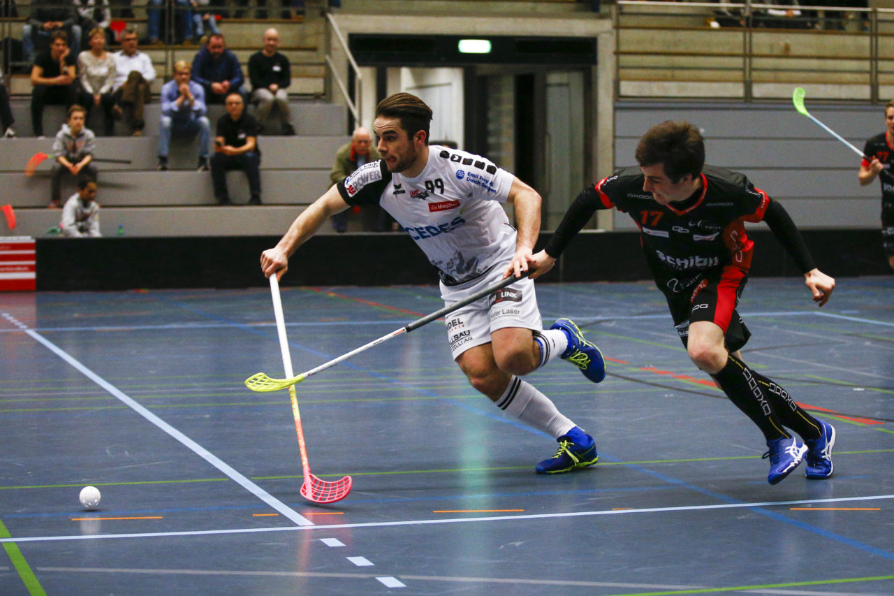 Tim Braillard (Nr. 99, UHC Alligator Malans) schneller als Romano Schubiger (Nr. 17, UHC Uster).

(UHC Uster - Alligator Malans; 20.1.2018; Sporthalle Buchholz, Uster)
Photos: www.unihockey-fotos.ch / Claudio Thoma