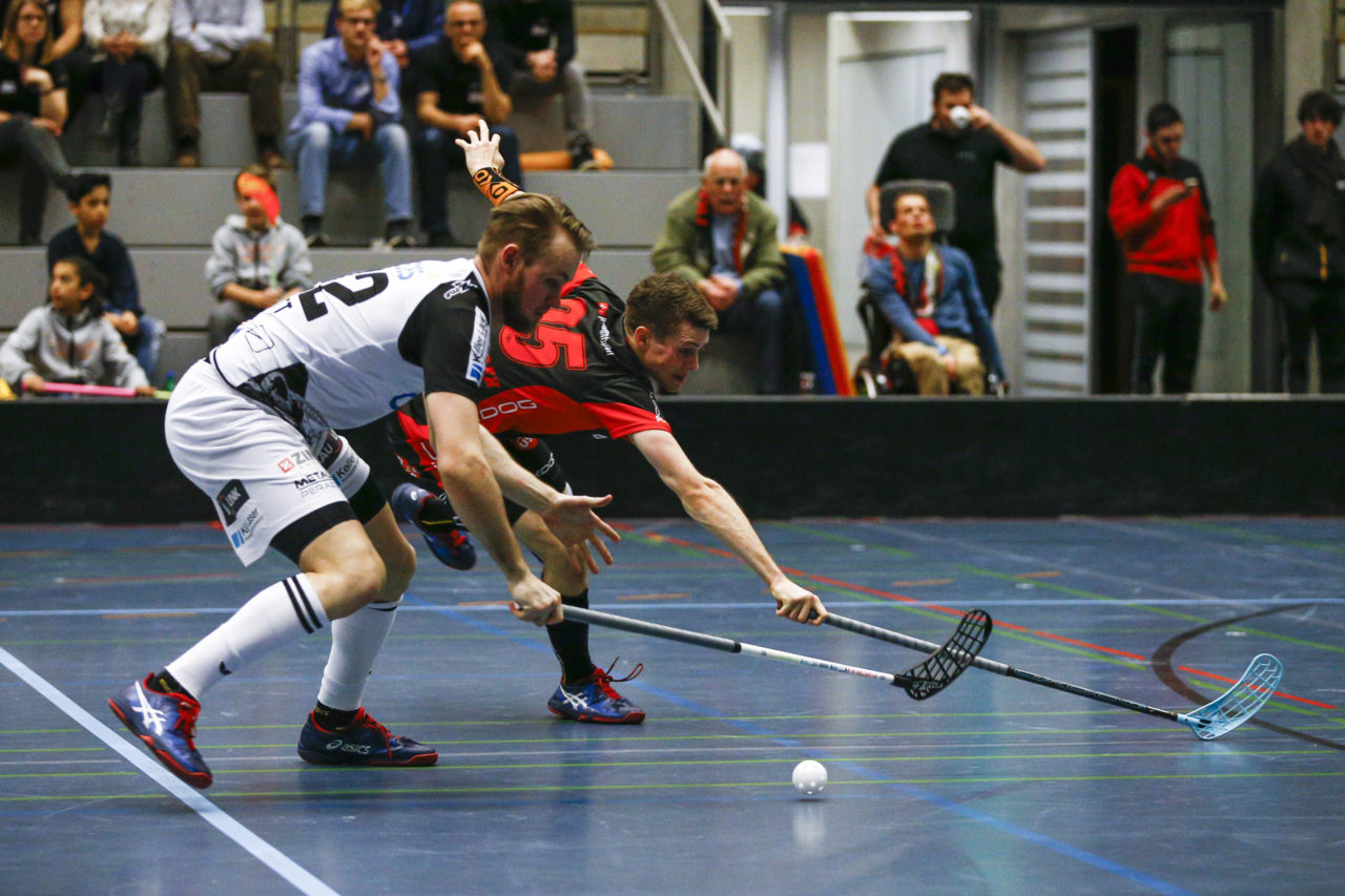 Simon Nett (Nr. 22, UHC Alligator Malans) im Zweikampf mit Tobias Ledergerber (Nr. 95, UHC Uster).

(UHC Uster - Alligator Malans; 20.1.2018; Sporthalle Buchholz, Uster)
Photos: www.unihockey-fotos.ch / Claudio Thoma
