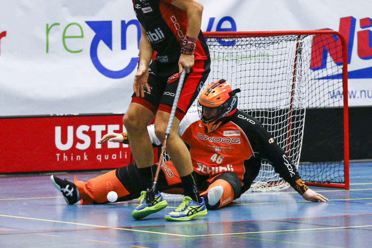 David Holenstein (Nr. 46, UHC Uster) mit einer Parade.

(UHC Uster - Alligator Malans; 20.1.2018; Sporthalle Buchholz, Uster)
Photos: www.unihockey-fotos.ch / Claudio Thoma