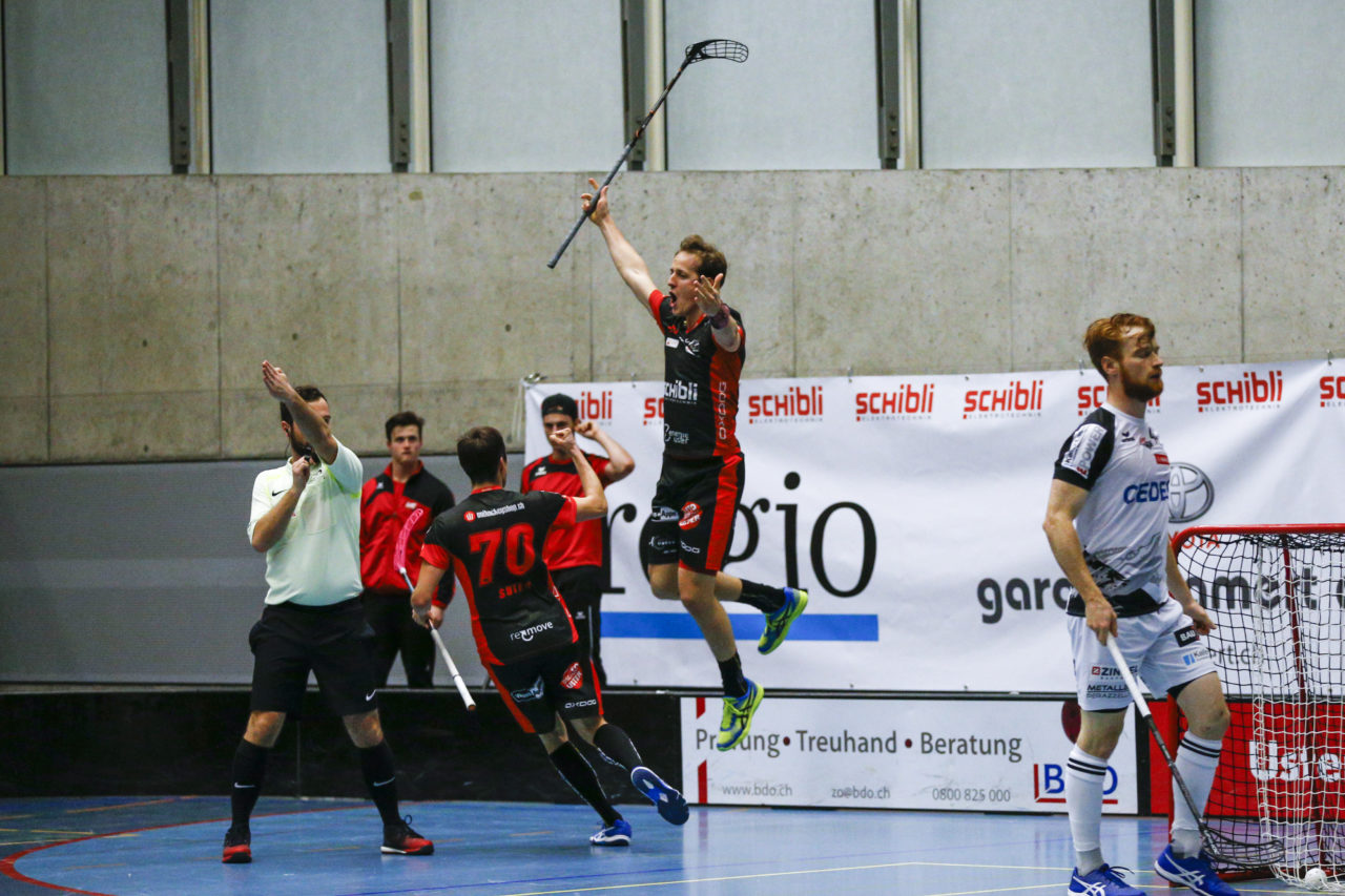 Florian Bolliger (Nr. 21, UHC Uster) erzielt das &:4 fuer Uster.

(UHC Uster - Alligator Malans; 20.1.2018; Sporthalle Buchholz, Uster)
Photos: www.unihockey-fotos.ch / Claudio Thoma