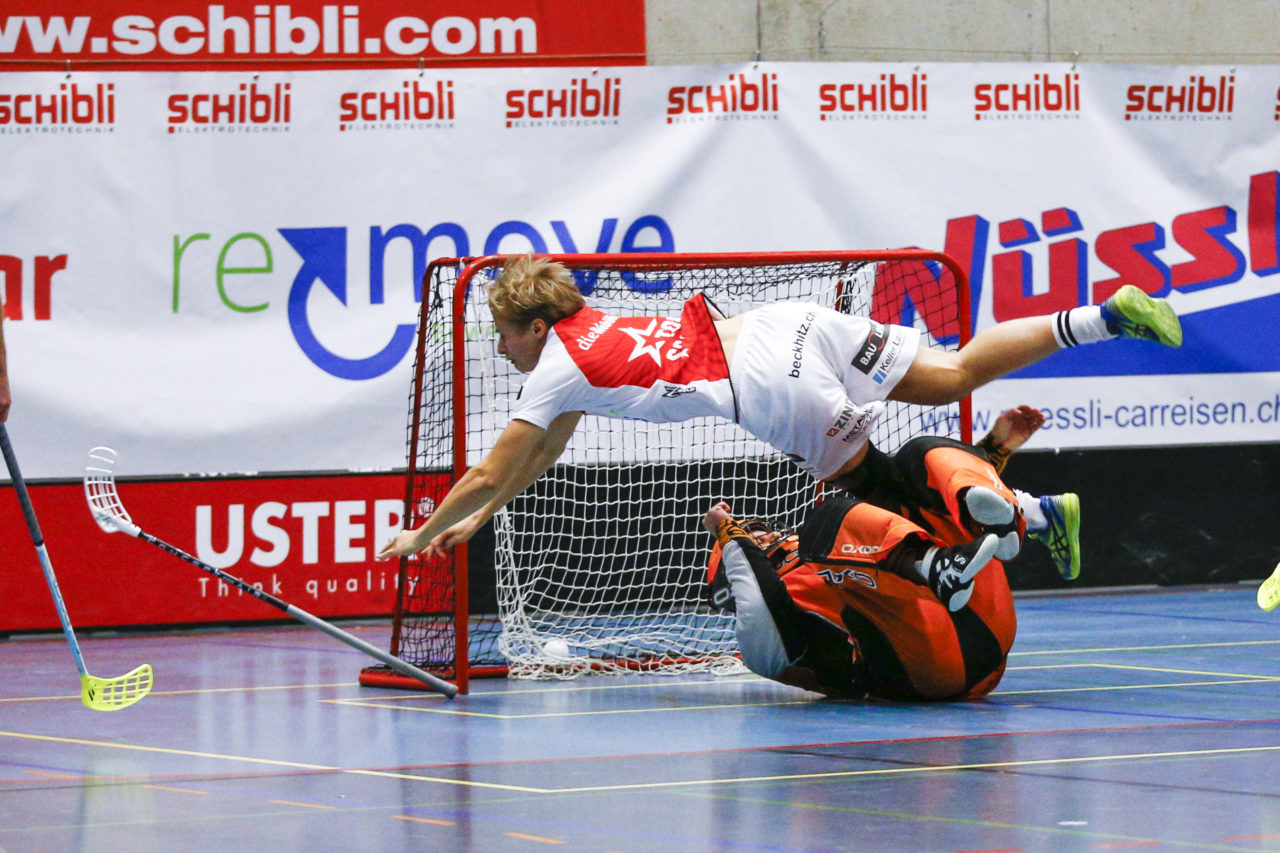 Jarkko Nurmela (Topscorer, UHC Alligator Malans) wird nach seinem Treffer in David Holenstein (Nr. 46, UHC Uster) gestossen.

(UHC Uster - Alligator Malans; 20.1.2018; Sporthalle Buchholz, Uster)
Photos: www.unihockey-fotos.ch / Claudio Thoma