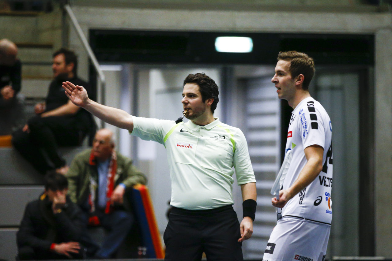 Das Spiel wird wiederaufgenommen.

(UHC Uster - Alligator Malans; 20.1.2018; Sporthalle Buchholz, Uster)
Photos: www.unihockey-fotos.ch / Claudio Thoma