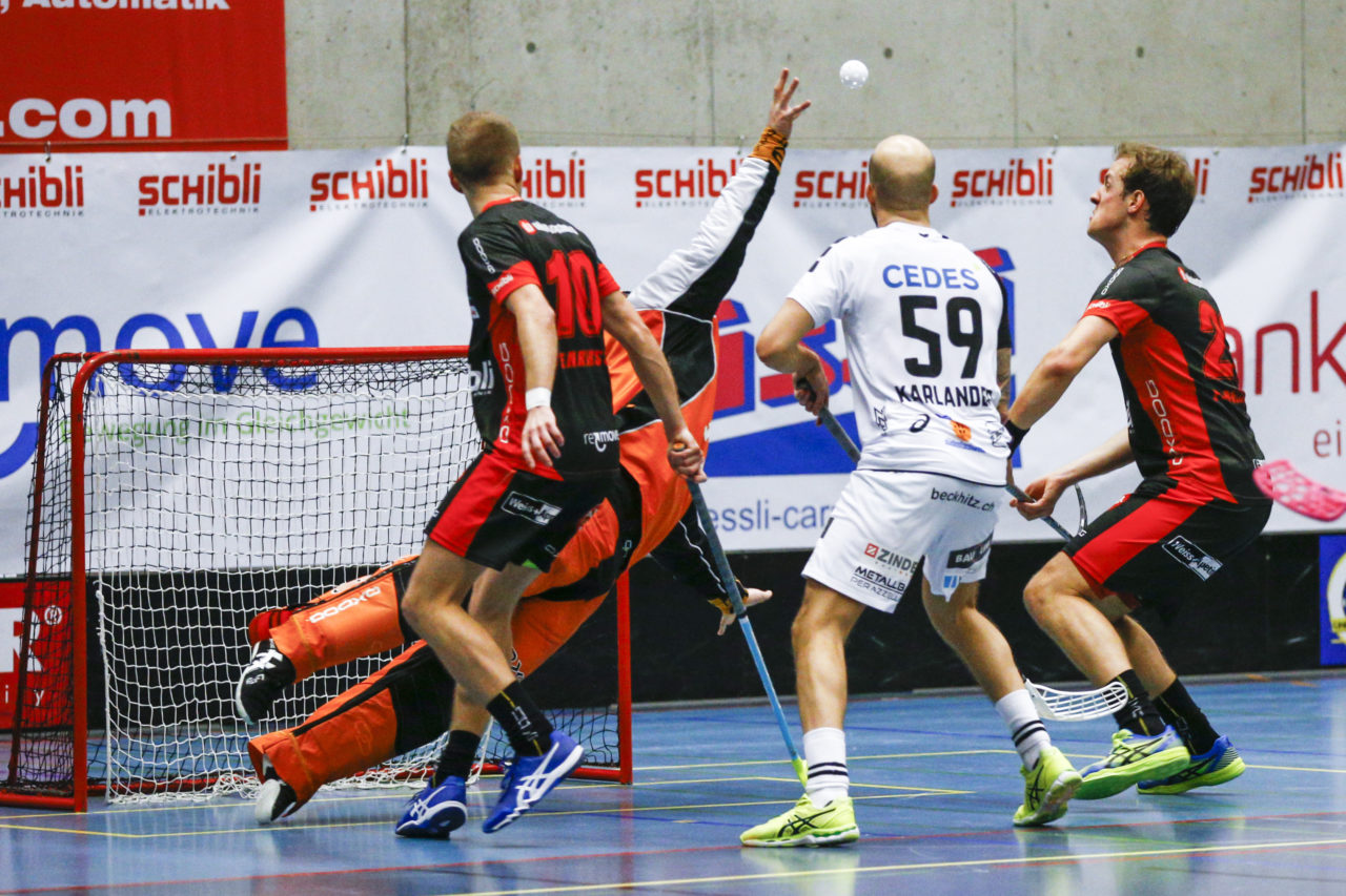David Holenstein (Nr. 46, UHC Uster) heschtet nach dem Ball.

(UHC Uster - Alligator Malans; 20.1.2018; Sporthalle Buchholz, Uster)
Photos: www.unihockey-fotos.ch / Claudio Thoma