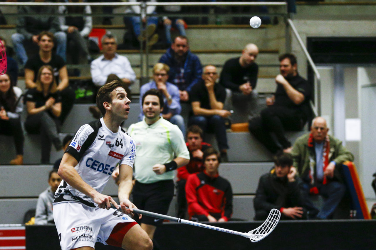 Lukas Veltsmid (Nr. 64, UHC Alligator Malans) verfolgt den Ball.

(UHC Uster - Alligator Malans; 20.1.2018; Sporthalle Buchholz, Uster)
Photos: www.unihockey-fotos.ch / Claudio Thoma