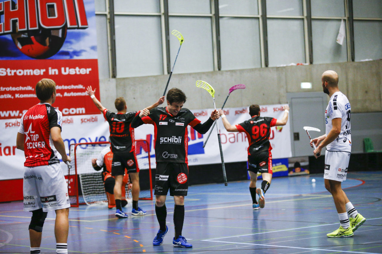 Ustermer Jubel nach der Schlusssirene.

(UHC Uster - Alligator Malans; 20.1.2018; Sporthalle Buchholz, Uster)
Photos: www.unihockey-fotos.ch / Claudio Thoma