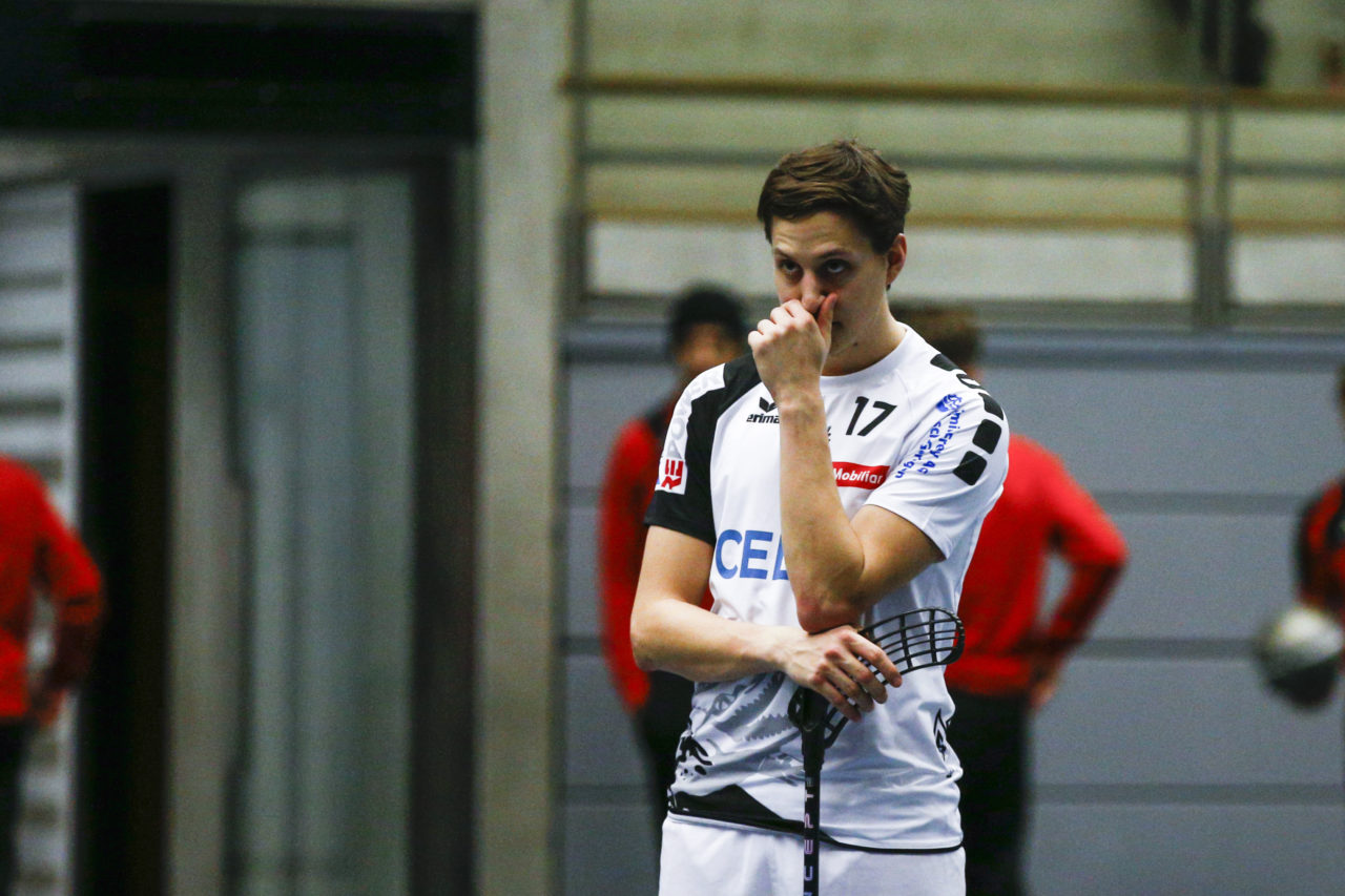 Enttaeuschung bei Nino Vetsch (Nr. 17, UHC Alligator Malans).

(UHC Uster - Alligator Malans; 20.1.2018; Sporthalle Buchholz, Uster)
Photos: www.unihockey-fotos.ch / Claudio Thoma
