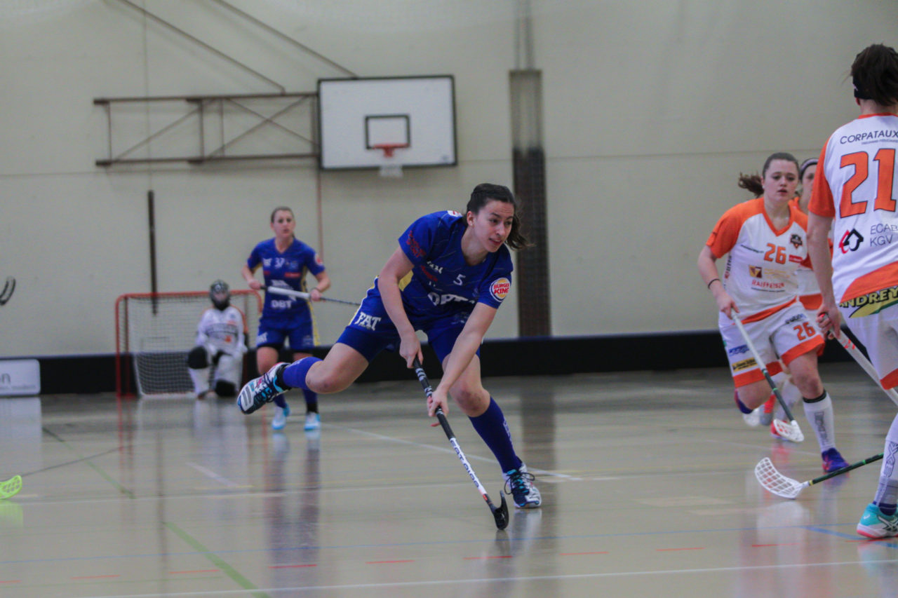 Hüenerweid (Dietlikon), 21.01.2018, Unihockey Damen NLA 14. Runde, UHC Dietlikon - Aergera Giffers, Andrea Gämperli (Nr. 5, UHC Dietlikon) mit einem Abschlussversuch

(Claudio Schwarz, unihockey-fotos.ch)

Copyright: Claudio Schwarz, unihockey-fotos.ch – Dieses Bild wurde durch swiss unihockey lizenziert und darf ausschliesslich auf den Online-Kanälen von swiss unihockey verwendet werden. Die redaktionelle oder kommerzielle Nutzung durch Dritte (Medien, Vereine, Unternehmen oder Privatpersonen) per Download von diesem flickr-Account ist ausgeschlossen. Das Bild kann bei Interesse via unihockey-fotos.ch kostenpflichtig lizenziert werden. unihockey-fotos.ch behält sich vor, fehlbaren Medien, Vereinen, Unternehmen oder Privatpersonen Bilder mit einem Zuschlag in Rechnung zu stellen.