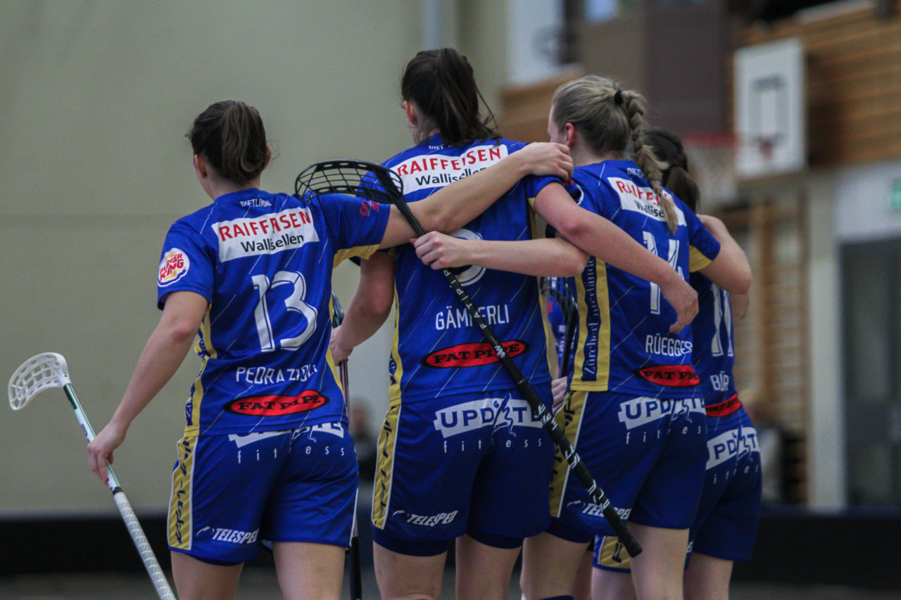 Hüenerweid (Dietlikon), 21.01.2018, Unihockey Damen NLA 14. Runde, UHC Dietlikon - Aergera Giffers, Torjubel UHC Dietlikon

(Claudio Schwarz, unihockey-fotos.ch)

Copyright: Claudio Schwarz, unihockey-fotos.ch – Dieses Bild wurde durch swiss unihockey lizenziert und darf ausschliesslich auf den Online-Kanälen von swiss unihockey verwendet werden. Die redaktionelle oder kommerzielle Nutzung durch Dritte (Medien, Vereine, Unternehmen oder Privatpersonen) per Download von diesem flickr-Account ist ausgeschlossen. Das Bild kann bei Interesse via unihockey-fotos.ch kostenpflichtig lizenziert werden. unihockey-fotos.ch behält sich vor, fehlbaren Medien, Vereinen, Unternehmen oder Privatpersonen Bilder mit einem Zuschlag in Rechnung zu stellen.