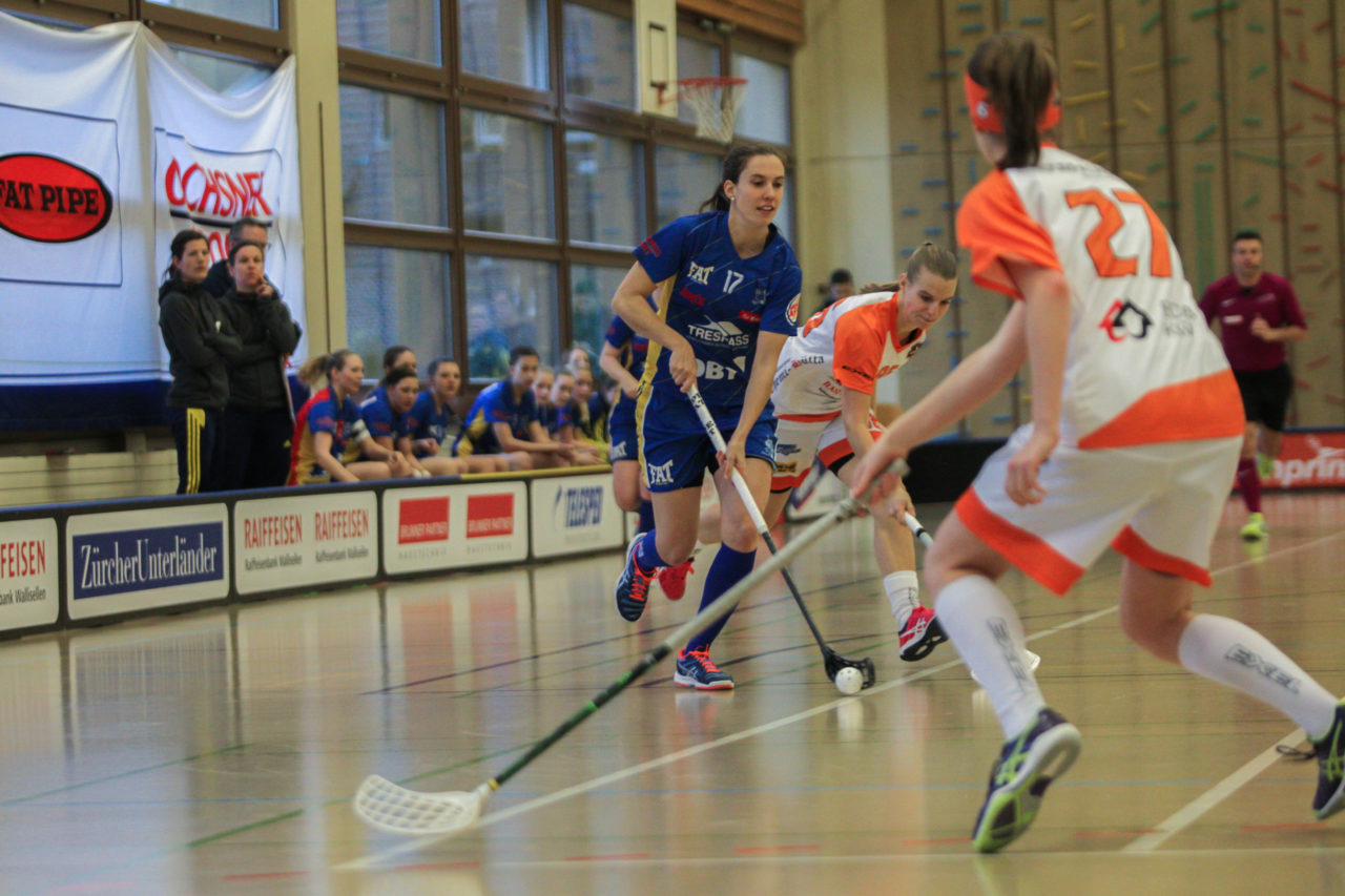 Hüenerweid (Dietlikon), 21.01.2018, Unihockey Damen NLA 14. Runde, UHC Dietlikon - Aergera Giffers, Evelyne Ackermann (Nr. 17, UHC Dietlikon) spielt einen Pass

(Claudio Schwarz, unihockey-fotos.ch)

Copyright: Claudio Schwarz, unihockey-fotos.ch – Dieses Bild wurde durch swiss unihockey lizenziert und darf ausschliesslich auf den Online-Kanälen von swiss unihockey verwendet werden. Die redaktionelle oder kommerzielle Nutzung durch Dritte (Medien, Vereine, Unternehmen oder Privatpersonen) per Download von diesem flickr-Account ist ausgeschlossen. Das Bild kann bei Interesse via unihockey-fotos.ch kostenpflichtig lizenziert werden. unihockey-fotos.ch behält sich vor, fehlbaren Medien, Vereinen, Unternehmen oder Privatpersonen Bilder mit einem Zuschlag in Rechnung zu stellen.