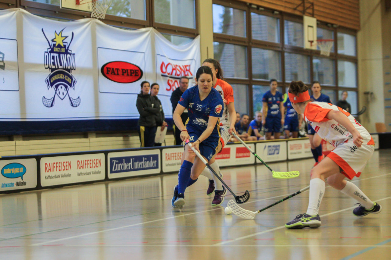 Hüenerweid (Dietlikon), 21.01.2018, Unihockey Damen NLA 14. Runde, UHC Dietlikon - Aergera Giffers, Christelle Wohlhauser (Nr. 35, UHC Dietlikon) spielt einen Pass

(Claudio Schwarz, unihockey-fotos.ch)

Copyright: Claudio Schwarz, unihockey-fotos.ch – Dieses Bild wurde durch swiss unihockey lizenziert und darf ausschliesslich auf den Online-Kanälen von swiss unihockey verwendet werden. Die redaktionelle oder kommerzielle Nutzung durch Dritte (Medien, Vereine, Unternehmen oder Privatpersonen) per Download von diesem flickr-Account ist ausgeschlossen. Das Bild kann bei Interesse via unihockey-fotos.ch kostenpflichtig lizenziert werden. unihockey-fotos.ch behält sich vor, fehlbaren Medien, Vereinen, Unternehmen oder Privatpersonen Bilder mit einem Zuschlag in Rechnung zu stellen.