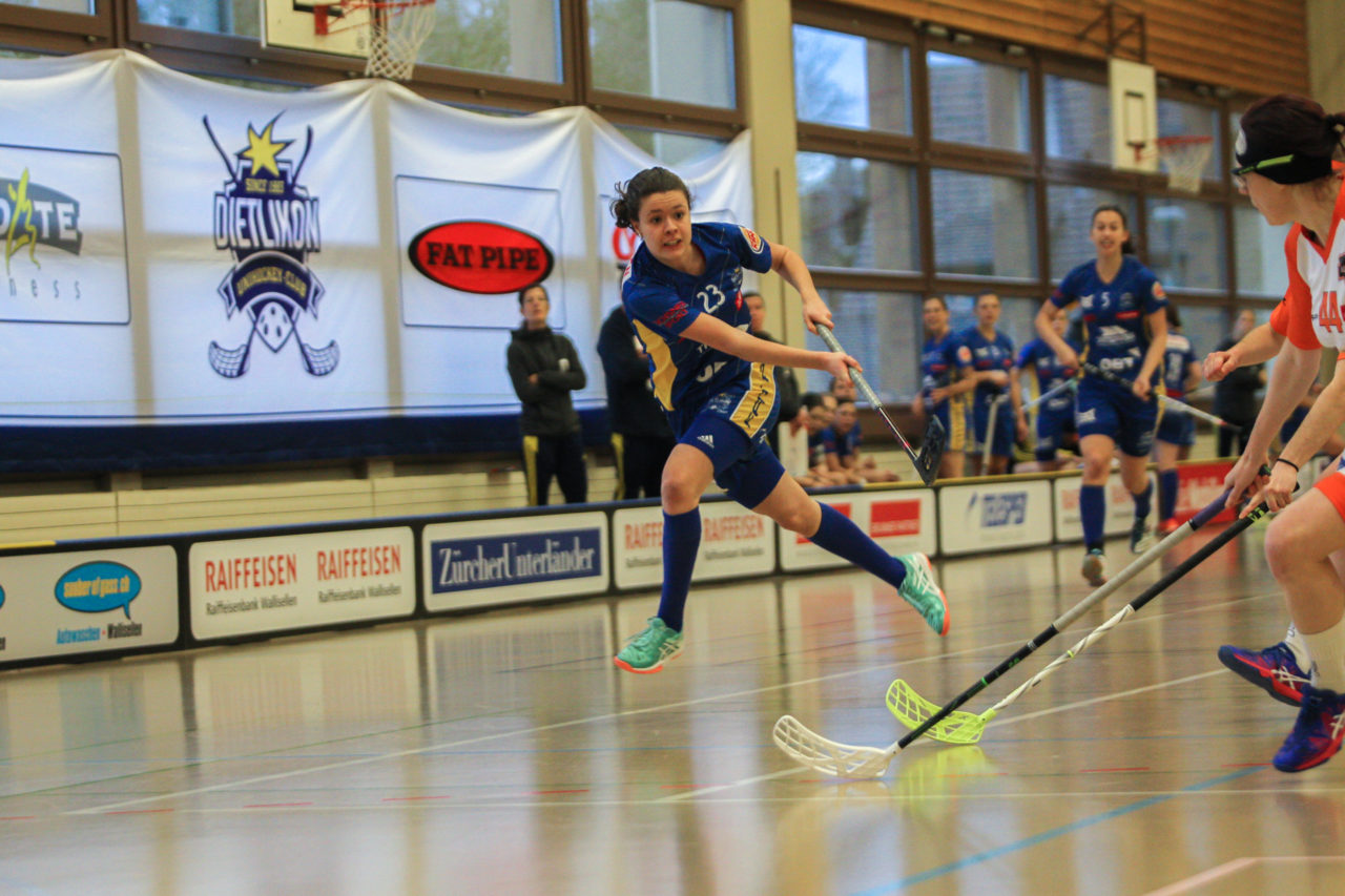 Hüenerweid (Dietlikon), 21.01.2018, Unihockey Damen NLA 14. Runde, UHC Dietlikon - Aergera Giffers, Isabelle Gerig (Nr. 23, UHC Dietlikon) mit einem Abschlussversuch

(Claudio Schwarz, unihockey-fotos.ch)

Copyright: Claudio Schwarz, unihockey-fotos.ch – Dieses Bild wurde durch swiss unihockey lizenziert und darf ausschliesslich auf den Online-Kanälen von swiss unihockey verwendet werden. Die redaktionelle oder kommerzielle Nutzung durch Dritte (Medien, Vereine, Unternehmen oder Privatpersonen) per Download von diesem flickr-Account ist ausgeschlossen. Das Bild kann bei Interesse via unihockey-fotos.ch kostenpflichtig lizenziert werden. unihockey-fotos.ch behält sich vor, fehlbaren Medien, Vereinen, Unternehmen oder Privatpersonen Bilder mit einem Zuschlag in Rechnung zu stellen.
