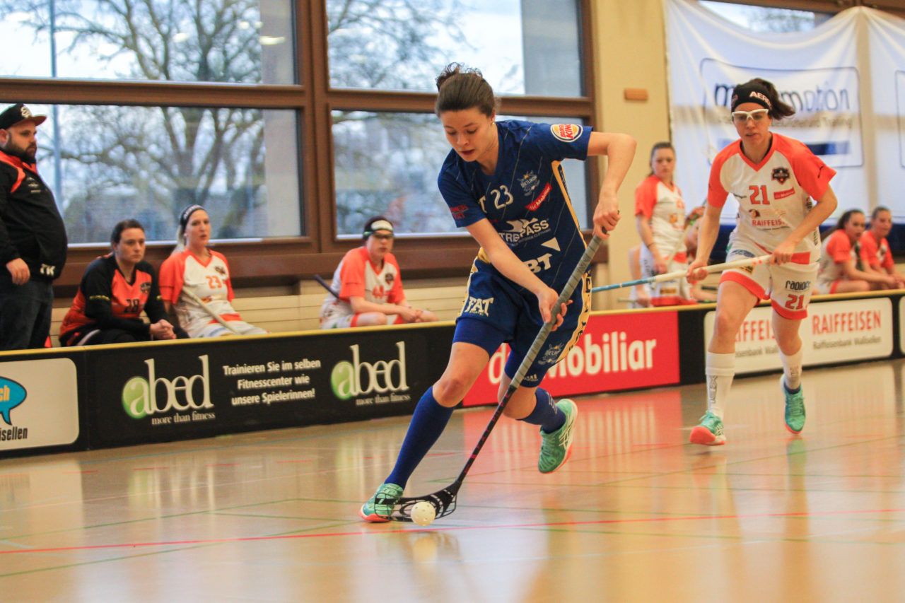 Hüenerweid (Dietlikon), 21.01.2018, Unihockey Damen NLA 14. Runde, UHC Dietlikon - Aergera Giffers, Isabelle Gerig (Nr. 23, UHC Dietlikon) am Ball

(Claudio Schwarz, unihockey-fotos.ch)

Copyright: Claudio Schwarz, unihockey-fotos.ch – Dieses Bild wurde durch swiss unihockey lizenziert und darf ausschliesslich auf den Online-Kanälen von swiss unihockey verwendet werden. Die redaktionelle oder kommerzielle Nutzung durch Dritte (Medien, Vereine, Unternehmen oder Privatpersonen) per Download von diesem flickr-Account ist ausgeschlossen. Das Bild kann bei Interesse via unihockey-fotos.ch kostenpflichtig lizenziert werden. unihockey-fotos.ch behält sich vor, fehlbaren Medien, Vereinen, Unternehmen oder Privatpersonen Bilder mit einem Zuschlag in Rechnung zu stellen.