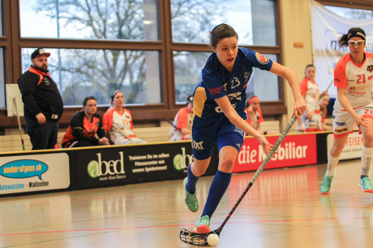 Hüenerweid (Dietlikon), 21.01.2018, Unihockey Damen NLA 14. Runde, UHC Dietlikon - Aergera Giffers, Isabelle Gerig (Nr. 23, UHC Dietlikon) am Ball

(Claudio Schwarz, unihockey-fotos.ch)

Copyright: Claudio Schwarz, unihockey-fotos.ch – Dieses Bild wurde durch swiss unihockey lizenziert und darf ausschliesslich auf den Online-Kanälen von swiss unihockey verwendet werden. Die redaktionelle oder kommerzielle Nutzung durch Dritte (Medien, Vereine, Unternehmen oder Privatpersonen) per Download von diesem flickr-Account ist ausgeschlossen. Das Bild kann bei Interesse via unihockey-fotos.ch kostenpflichtig lizenziert werden. unihockey-fotos.ch behält sich vor, fehlbaren Medien, Vereinen, Unternehmen oder Privatpersonen Bilder mit einem Zuschlag in Rechnung zu stellen.