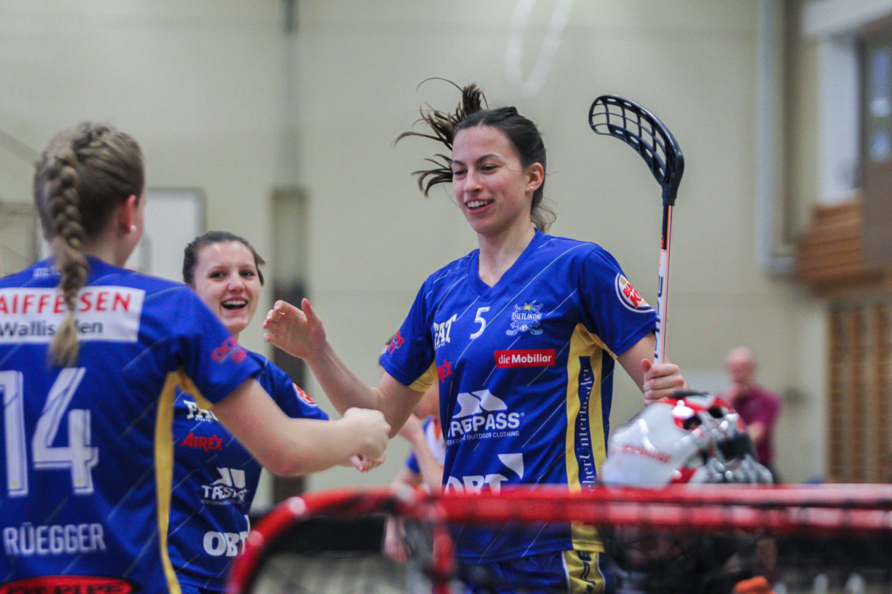 Hüenerweid (Dietlikon), 21.01.2018, Unihockey Damen NLA 14. Runde, UHC Dietlikon - Aergera Giffers, Andrea Gämperli (Nr. 5, UHC Dietlikon) bejubelt ihren Treffer

(Claudio Schwarz, unihockey-fotos.ch)

Copyright: Claudio Schwarz, unihockey-fotos.ch – Dieses Bild wurde durch swiss unihockey lizenziert und darf ausschliesslich auf den Online-Kanälen von swiss unihockey verwendet werden. Die redaktionelle oder kommerzielle Nutzung durch Dritte (Medien, Vereine, Unternehmen oder Privatpersonen) per Download von diesem flickr-Account ist ausgeschlossen. Das Bild kann bei Interesse via unihockey-fotos.ch kostenpflichtig lizenziert werden. unihockey-fotos.ch behält sich vor, fehlbaren Medien, Vereinen, Unternehmen oder Privatpersonen Bilder mit einem Zuschlag in Rechnung zu stellen.