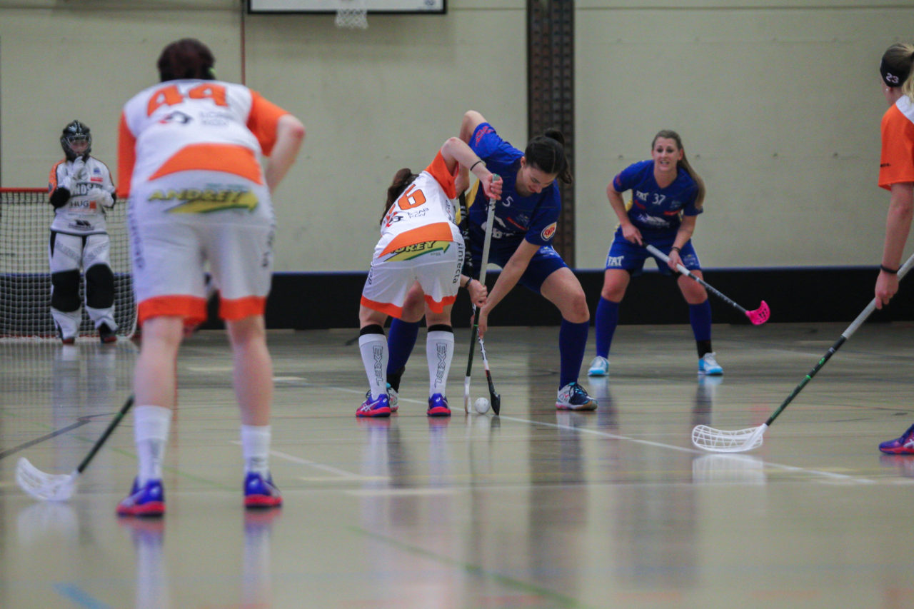 Hüenerweid (Dietlikon), 21.01.2018, Unihockey Damen NLA 14. Runde, UHC Dietlikon - Aergera Giffers, Andrea Gämperli (Nr. 5, UHC Dietlikon) beim Anspiel

(Claudio Schwarz, unihockey-fotos.ch)

Copyright: Claudio Schwarz, unihockey-fotos.ch – Dieses Bild wurde durch swiss unihockey lizenziert und darf ausschliesslich auf den Online-Kanälen von swiss unihockey verwendet werden. Die redaktionelle oder kommerzielle Nutzung durch Dritte (Medien, Vereine, Unternehmen oder Privatpersonen) per Download von diesem flickr-Account ist ausgeschlossen. Das Bild kann bei Interesse via unihockey-fotos.ch kostenpflichtig lizenziert werden. unihockey-fotos.ch behält sich vor, fehlbaren Medien, Vereinen, Unternehmen oder Privatpersonen Bilder mit einem Zuschlag in Rechnung zu stellen.