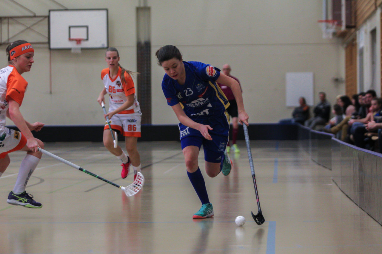 Hüenerweid (Dietlikon), 21.01.2018, Unihockey Damen NLA 14. Runde, UHC Dietlikon - Aergera Giffers, Isabelle Gerig (Nr. 23, UHC Dietlikon) am Ball

(Claudio Schwarz, unihockey-fotos.ch)

Copyright: Claudio Schwarz, unihockey-fotos.ch – Dieses Bild wurde durch swiss unihockey lizenziert und darf ausschliesslich auf den Online-Kanälen von swiss unihockey verwendet werden. Die redaktionelle oder kommerzielle Nutzung durch Dritte (Medien, Vereine, Unternehmen oder Privatpersonen) per Download von diesem flickr-Account ist ausgeschlossen. Das Bild kann bei Interesse via unihockey-fotos.ch kostenpflichtig lizenziert werden. unihockey-fotos.ch behält sich vor, fehlbaren Medien, Vereinen, Unternehmen oder Privatpersonen Bilder mit einem Zuschlag in Rechnung zu stellen.