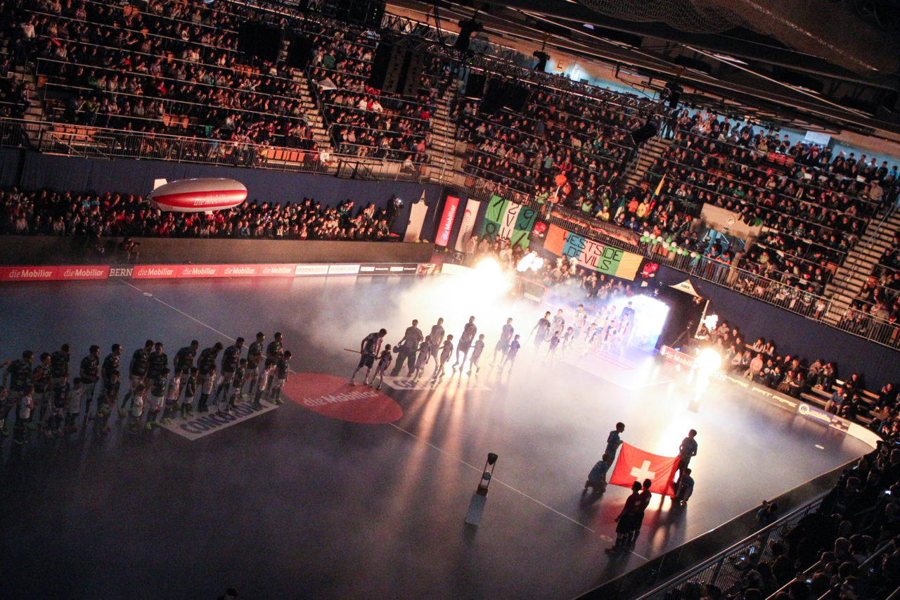 Wankdorfhalle (Bern), 24.02.2018, Unihockey Herren Schweizer Cupfinal, SV Wiler-Ersigen - GC Unihockey, Einlaufen GC Unihockey

(Severin Binkert, unihockey-fotos.ch)

Copyright: Severin Binkert, unihockey-fotos.ch – Dieses Bild wurde durch swiss unihockey lizenziert und darf ausschliesslich auf den Online-Kanälen von swiss unihockey verwendet werden. Die redaktionelle oder kommerzielle Nutzung durch Dritte (Medien, Vereine, Unternehmen oder Privatpersonen) per Download von diesem flickr-Account ist ausgeschlossen. Das Bild kann bei Interesse via unihockey-fotos.ch kostenpflichtig lizenziert werden. unihockey-fotos.ch behält sich vor, fehlbaren Medien, Vereinen, Unternehmen oder Privatpersonen Bilder mit einem Zuschlag in Rechnung zu stellen.