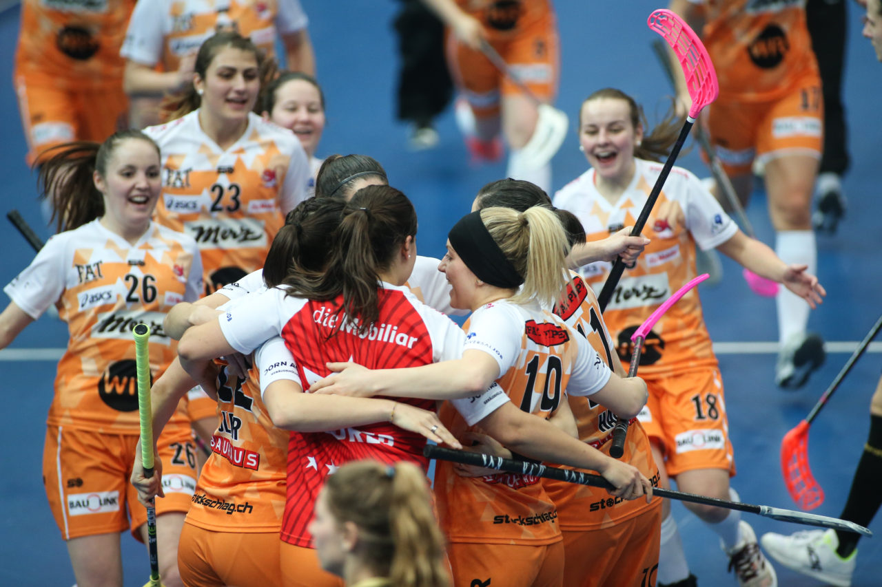 Wankdorfhalle (Bern), 24.02.2018, Unihockey Damen Schweizer Cupfinal, Red Ants Rychenberg Winterthur - piranha chur, Tor piranha chur

(Severin Binkert, unihockey-fotos.ch)

Copyright: Severin Binkert, unihockey-fotos.ch – Dieses Bild wurde durch swiss unihockey lizenziert und darf ausschliesslich auf den Online-Kanälen von swiss unihockey verwendet werden. Die redaktionelle oder kommerzielle Nutzung durch Dritte (Medien, Vereine, Unternehmen oder Privatpersonen) per Download von diesem flickr-Account ist ausgeschlossen. Das Bild kann bei Interesse via unihockey-fotos.ch kostenpflichtig lizenziert werden. unihockey-fotos.ch behält sich vor, fehlbaren Medien, Vereinen, Unternehmen oder Privatpersonen Bilder mit einem Zuschlag in Rechnung zu stellen.