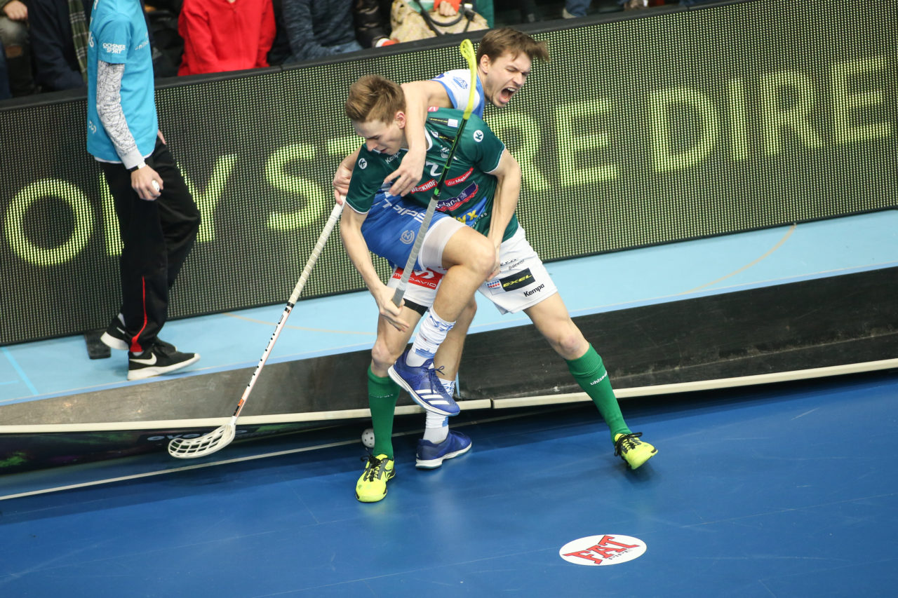 Wankdorfhalle (Bern), 24.02.2018, Unihockey Herren Schweizer Cupfinal, SV Wiler-Ersigen - GC Unihockey, Claudio Laely (Nr. 6, GC Unihockey) und Nicola Bischofberger (Nr. 2, SV Wiler-Ersigen)

(Severin Binkert, unihockey-fotos.ch)

Copyright: Severin Binkert, unihockey-fotos.ch – Dieses Bild wurde durch swiss unihockey lizenziert und darf ausschliesslich auf den Online-Kanälen von swiss unihockey verwendet werden. Die redaktionelle oder kommerzielle Nutzung durch Dritte (Medien, Vereine, Unternehmen oder Privatpersonen) per Download von diesem flickr-Account ist ausgeschlossen. Das Bild kann bei Interesse via unihockey-fotos.ch kostenpflichtig lizenziert werden. unihockey-fotos.ch behält sich vor, fehlbaren Medien, Vereinen, Unternehmen oder Privatpersonen Bilder mit einem Zuschlag in Rechnung zu stellen.