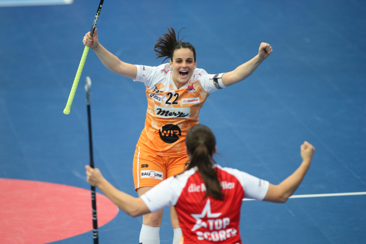 Wankdorfhalle (Bern), 24.02.2018, Unihockey Damen Schweizer Cupfinal, Red Ants Rychenberg Winterthur - piranha chur, Seraina Ulber (Nr. 22, piranha chur)

(Severin Binkert, unihockey-fotos.ch)

Copyright: Severin Binkert, unihockey-fotos.ch – Dieses Bild wurde durch swiss unihockey lizenziert und darf ausschliesslich auf den Online-Kanälen von swiss unihockey verwendet werden. Die redaktionelle oder kommerzielle Nutzung durch Dritte (Medien, Vereine, Unternehmen oder Privatpersonen) per Download von diesem flickr-Account ist ausgeschlossen. Das Bild kann bei Interesse via unihockey-fotos.ch kostenpflichtig lizenziert werden. unihockey-fotos.ch behält sich vor, fehlbaren Medien, Vereinen, Unternehmen oder Privatpersonen Bilder mit einem Zuschlag in Rechnung zu stellen.