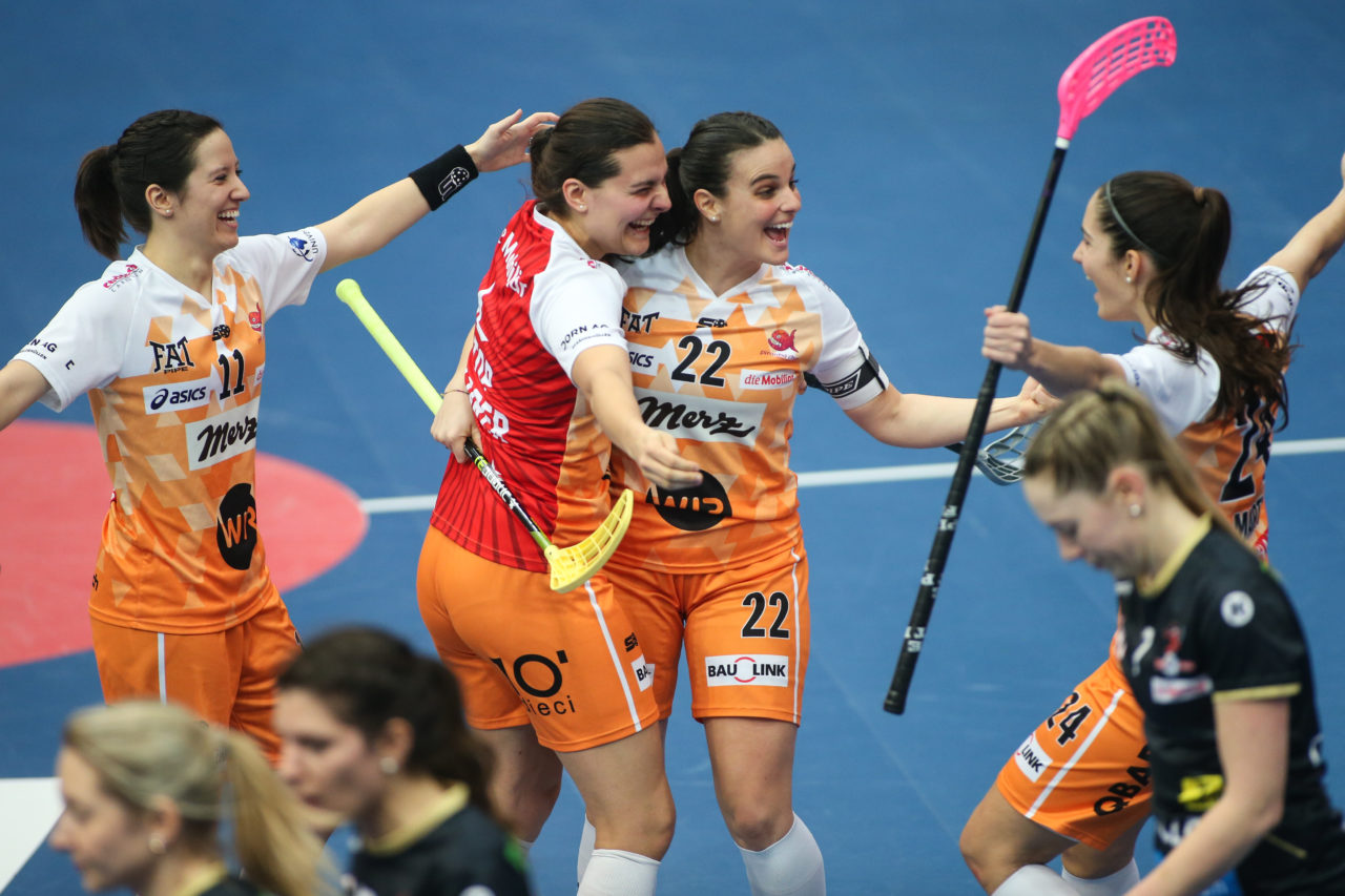 Wankdorfhalle (Bern), 24.02.2018, Unihockey Damen Schweizer Cupfinal, Red Ants Rychenberg Winterthur - piranha chur, Corin Rüttimann (Nr. 21, piranha chur) und Seraina Ulber (Nr. 22, piranha chur)

(Severin Binkert, unihockey-fotos.ch)

Copyright: Severin Binkert, unihockey-fotos.ch – Dieses Bild wurde durch swiss unihockey lizenziert und darf ausschliesslich auf den Online-Kanälen von swiss unihockey verwendet werden. Die redaktionelle oder kommerzielle Nutzung durch Dritte (Medien, Vereine, Unternehmen oder Privatpersonen) per Download von diesem flickr-Account ist ausgeschlossen. Das Bild kann bei Interesse via unihockey-fotos.ch kostenpflichtig lizenziert werden. unihockey-fotos.ch behält sich vor, fehlbaren Medien, Vereinen, Unternehmen oder Privatpersonen Bilder mit einem Zuschlag in Rechnung zu stellen.