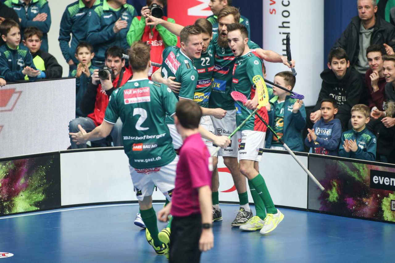 Wankdorfhalle (Bern), 24.02.2018, Unihockey Herren Schweizer Cupfinal, SV Wiler-Ersigen - GC Unihockey, Tor SV Wiler-Ersigen

(Severin Binkert, unihockey-fotos.ch)

Copyright: Severin Binkert, unihockey-fotos.ch – Dieses Bild wurde durch swiss unihockey lizenziert und darf ausschliesslich auf den Online-Kanälen von swiss unihockey verwendet werden. Die redaktionelle oder kommerzielle Nutzung durch Dritte (Medien, Vereine, Unternehmen oder Privatpersonen) per Download von diesem flickr-Account ist ausgeschlossen. Das Bild kann bei Interesse via unihockey-fotos.ch kostenpflichtig lizenziert werden. unihockey-fotos.ch behält sich vor, fehlbaren Medien, Vereinen, Unternehmen oder Privatpersonen Bilder mit einem Zuschlag in Rechnung zu stellen.