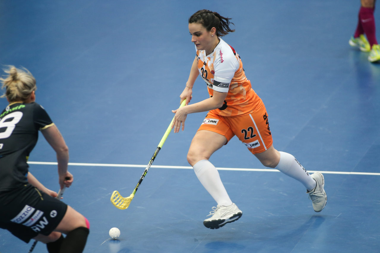 Wankdorfhalle (Bern), 24.02.2018, Unihockey Damen Schweizer Cupfinal, Red Ants Rychenberg Winterthur - piranha chur, Seraina Ulber (Nr. 22, piranha chur)

(Severin Binkert, unihockey-fotos.ch)

Copyright: Severin Binkert, unihockey-fotos.ch – Dieses Bild wurde durch swiss unihockey lizenziert und darf ausschliesslich auf den Online-Kanälen von swiss unihockey verwendet werden. Die redaktionelle oder kommerzielle Nutzung durch Dritte (Medien, Vereine, Unternehmen oder Privatpersonen) per Download von diesem flickr-Account ist ausgeschlossen. Das Bild kann bei Interesse via unihockey-fotos.ch kostenpflichtig lizenziert werden. unihockey-fotos.ch behält sich vor, fehlbaren Medien, Vereinen, Unternehmen oder Privatpersonen Bilder mit einem Zuschlag in Rechnung zu stellen.