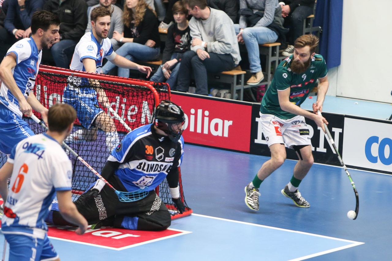 Wankdorfhalle (Bern), 24.02.2018, Unihockey Herren Schweizer Cupfinal, SV Wiler-Ersigen - GC Unihockey, Daniel Johnsson (Nr. 9, SV Wiler-Ersigen)

(Severin Binkert, unihockey-fotos.ch)

Copyright: Severin Binkert, unihockey-fotos.ch – Dieses Bild wurde durch swiss unihockey lizenziert und darf ausschliesslich auf den Online-Kanälen von swiss unihockey verwendet werden. Die redaktionelle oder kommerzielle Nutzung durch Dritte (Medien, Vereine, Unternehmen oder Privatpersonen) per Download von diesem flickr-Account ist ausgeschlossen. Das Bild kann bei Interesse via unihockey-fotos.ch kostenpflichtig lizenziert werden. unihockey-fotos.ch behält sich vor, fehlbaren Medien, Vereinen, Unternehmen oder Privatpersonen Bilder mit einem Zuschlag in Rechnung zu stellen.