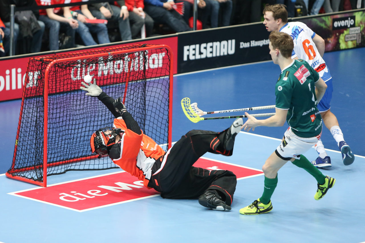 Wankdorfhalle (Bern), 24.02.2018, Unihockey Herren Schweizer Cupfinal, SV Wiler-Ersigen - GC Unihockey, Nicolas Wolf (Nr. 48, SV Wiler-Ersigen)

(Severin Binkert, unihockey-fotos.ch)

Copyright: Severin Binkert, unihockey-fotos.ch – Dieses Bild wurde durch swiss unihockey lizenziert und darf ausschliesslich auf den Online-Kanälen von swiss unihockey verwendet werden. Die redaktionelle oder kommerzielle Nutzung durch Dritte (Medien, Vereine, Unternehmen oder Privatpersonen) per Download von diesem flickr-Account ist ausgeschlossen. Das Bild kann bei Interesse via unihockey-fotos.ch kostenpflichtig lizenziert werden. unihockey-fotos.ch behält sich vor, fehlbaren Medien, Vereinen, Unternehmen oder Privatpersonen Bilder mit einem Zuschlag in Rechnung zu stellen.