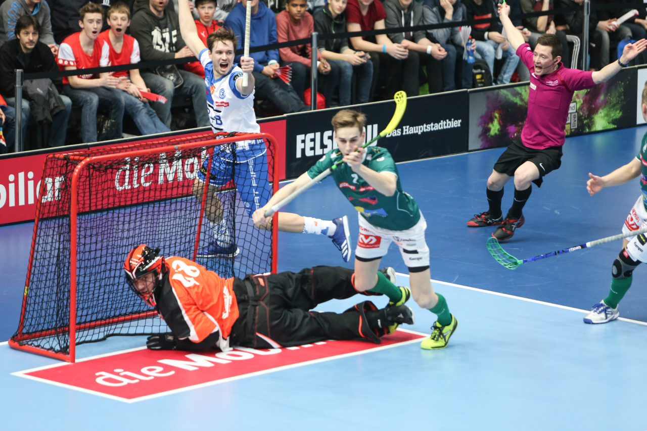 Wankdorfhalle (Bern), 24.02.2018, Unihockey Herren Schweizer Cupfinal, SV Wiler-Ersigen - GC Unihockey, Claudio Laely (Nr. 6, GC Unihockey)

(Severin Binkert, unihockey-fotos.ch)

Copyright: Severin Binkert, unihockey-fotos.ch – Dieses Bild wurde durch swiss unihockey lizenziert und darf ausschliesslich auf den Online-Kanälen von swiss unihockey verwendet werden. Die redaktionelle oder kommerzielle Nutzung durch Dritte (Medien, Vereine, Unternehmen oder Privatpersonen) per Download von diesem flickr-Account ist ausgeschlossen. Das Bild kann bei Interesse via unihockey-fotos.ch kostenpflichtig lizenziert werden. unihockey-fotos.ch behält sich vor, fehlbaren Medien, Vereinen, Unternehmen oder Privatpersonen Bilder mit einem Zuschlag in Rechnung zu stellen.
